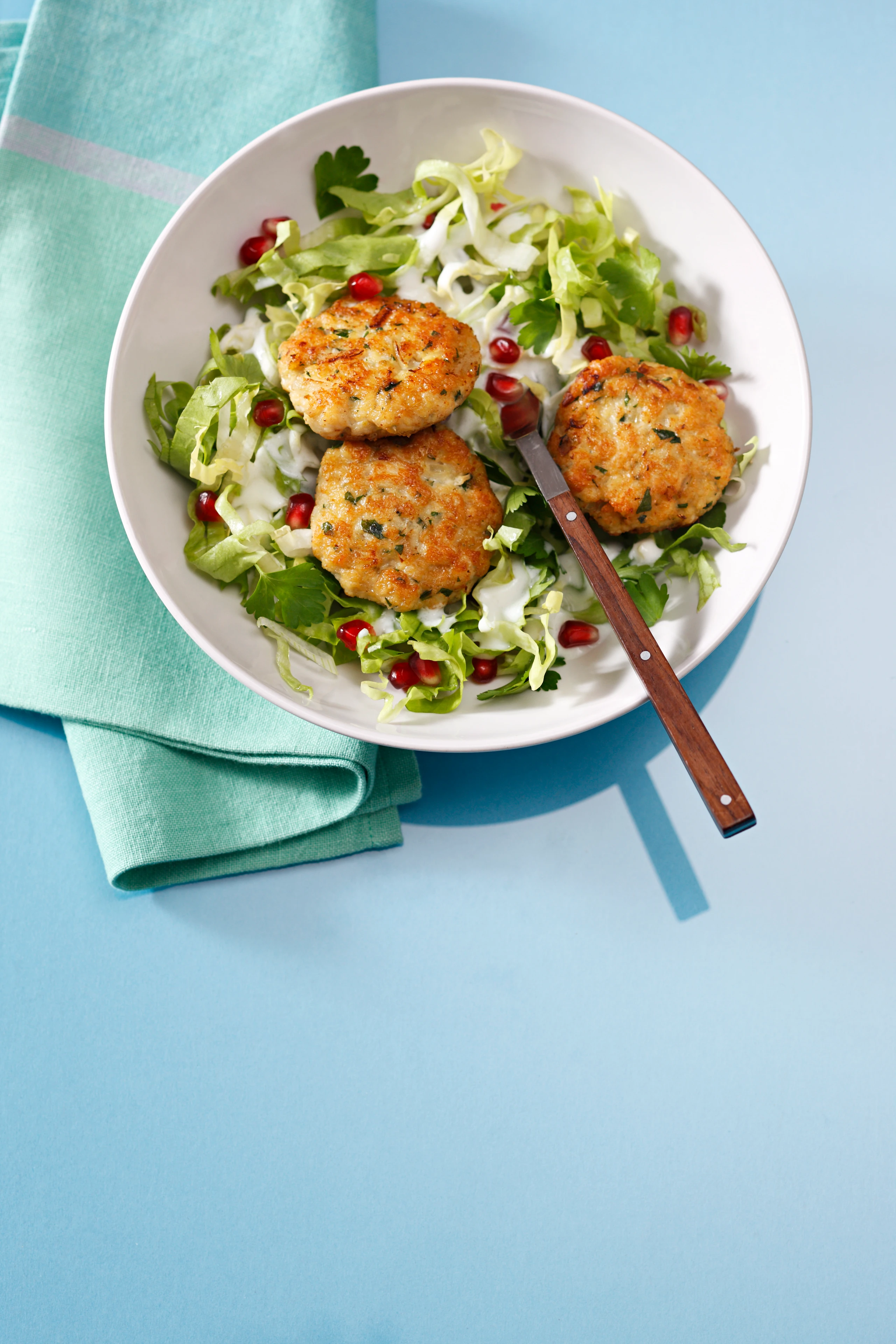 Endivien-Granatapfel-Salat mit Hühner-Kokos-Laibchen