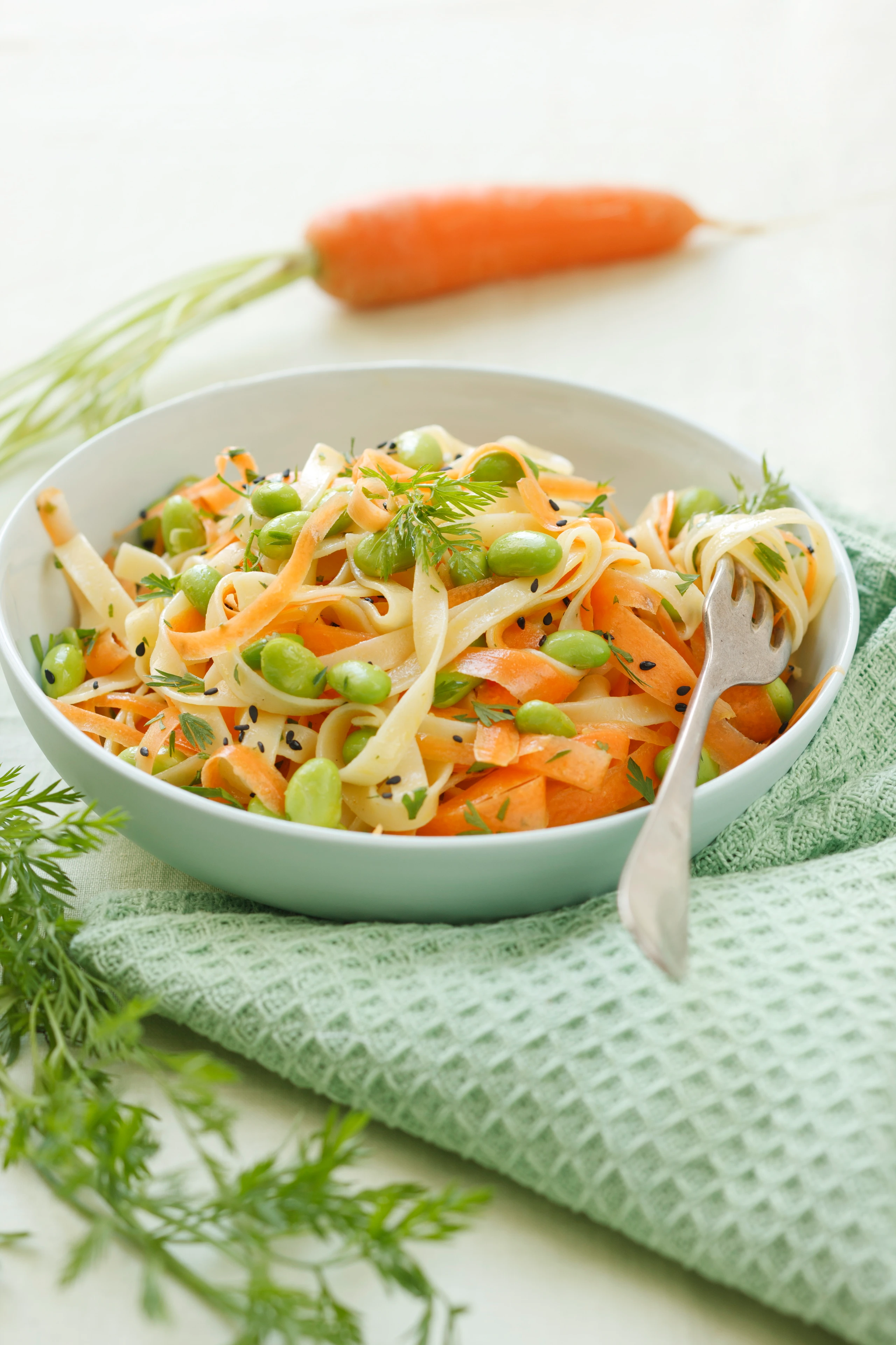 Karotten-Tagliatelle mit Sojabohnen