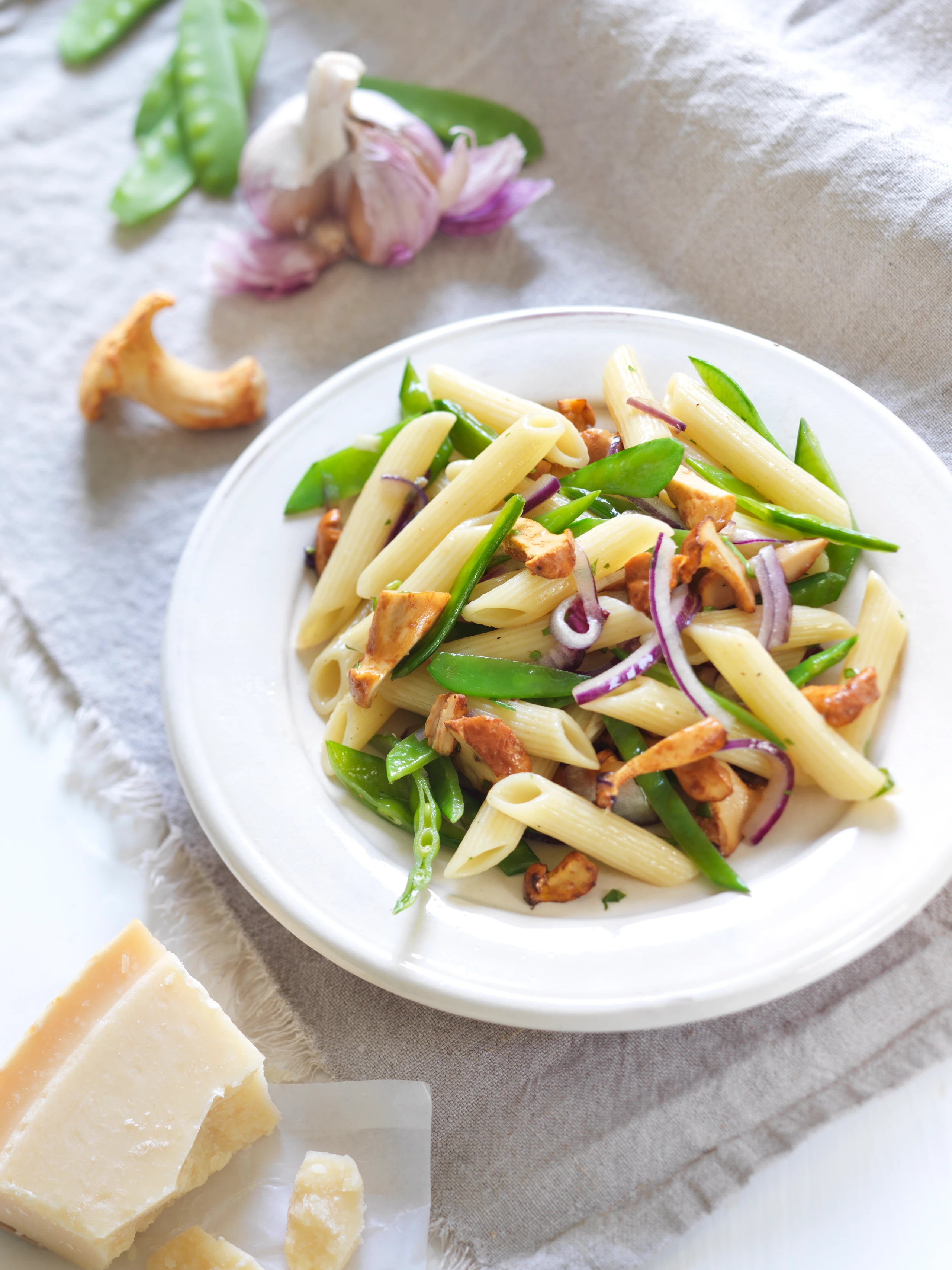 Penne mit Zuckerschoten und Eierschwammerln