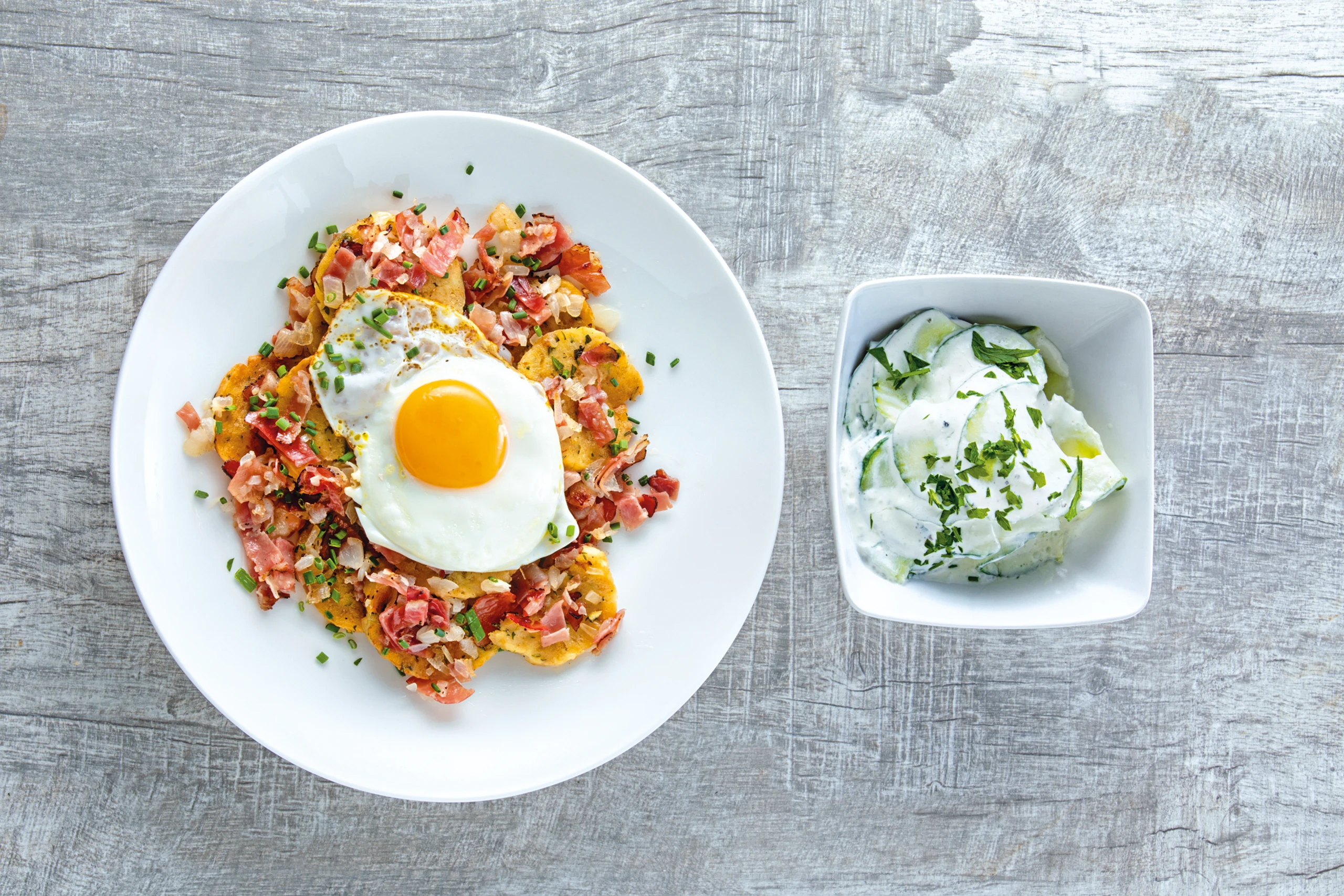 Knödelgröstl mit Gurken-Rahm-Salat