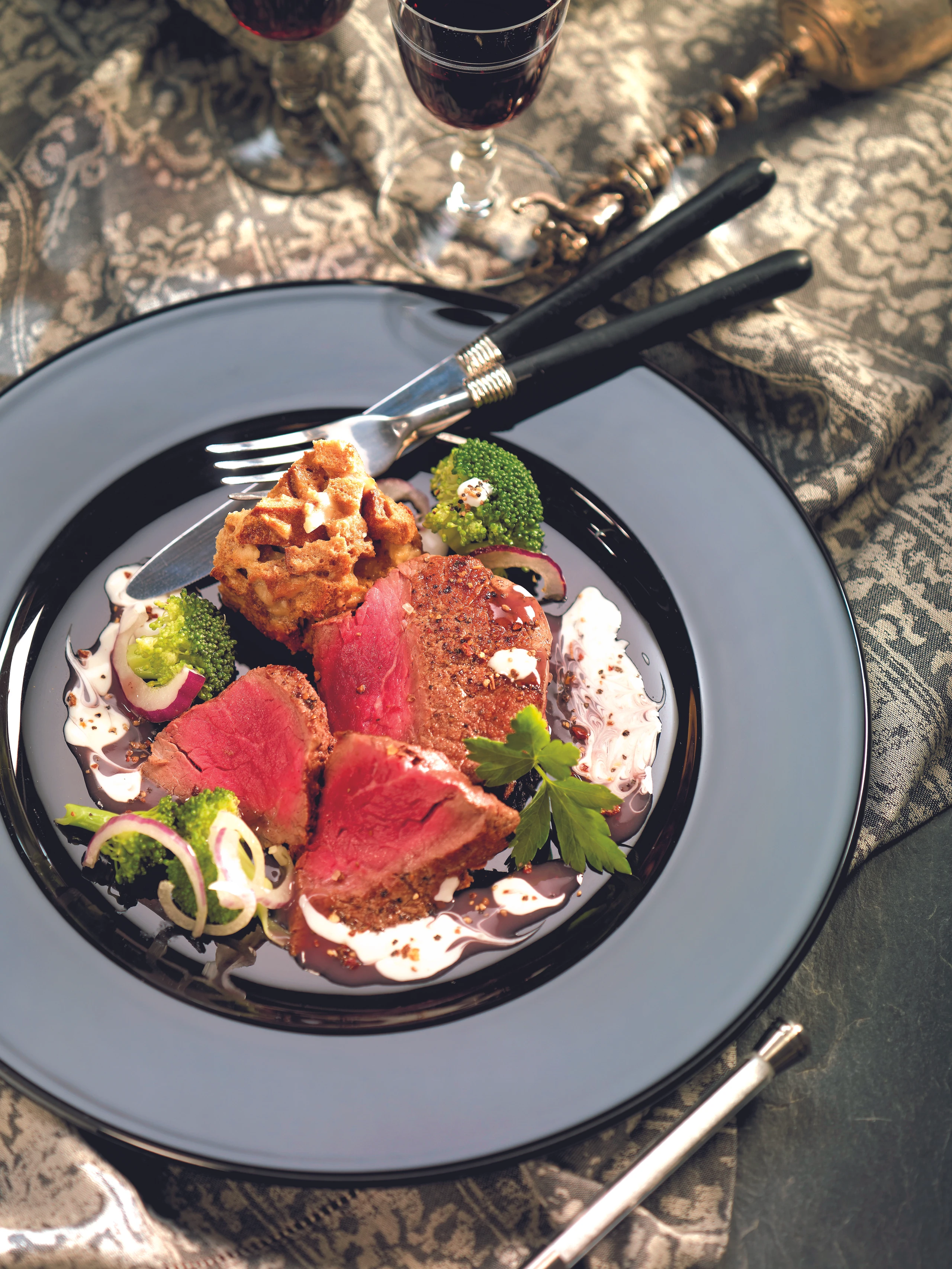 Rindsfilet mit Brokkoli und Brotflan