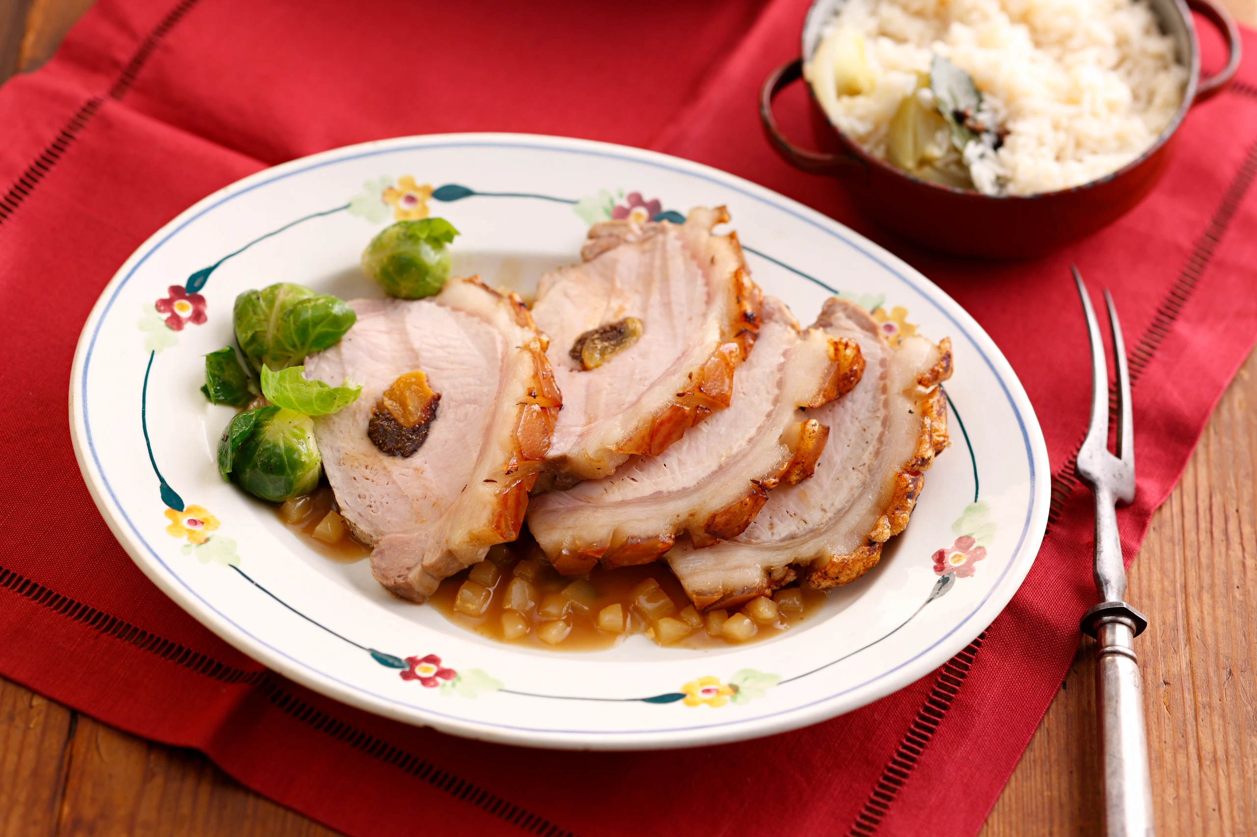 Schweinsbraten mit Dörrobstfülle und Birnensauce