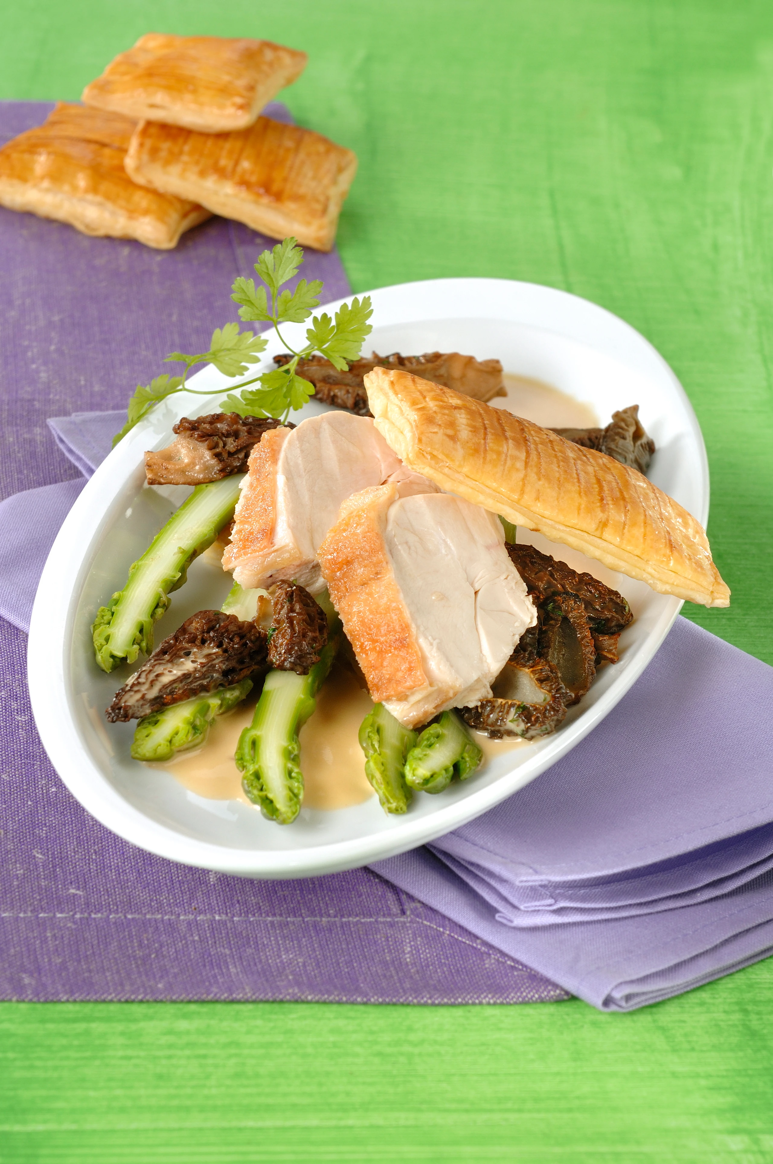 Spargel mit Hühnerbrustfilet und Morchelsauce