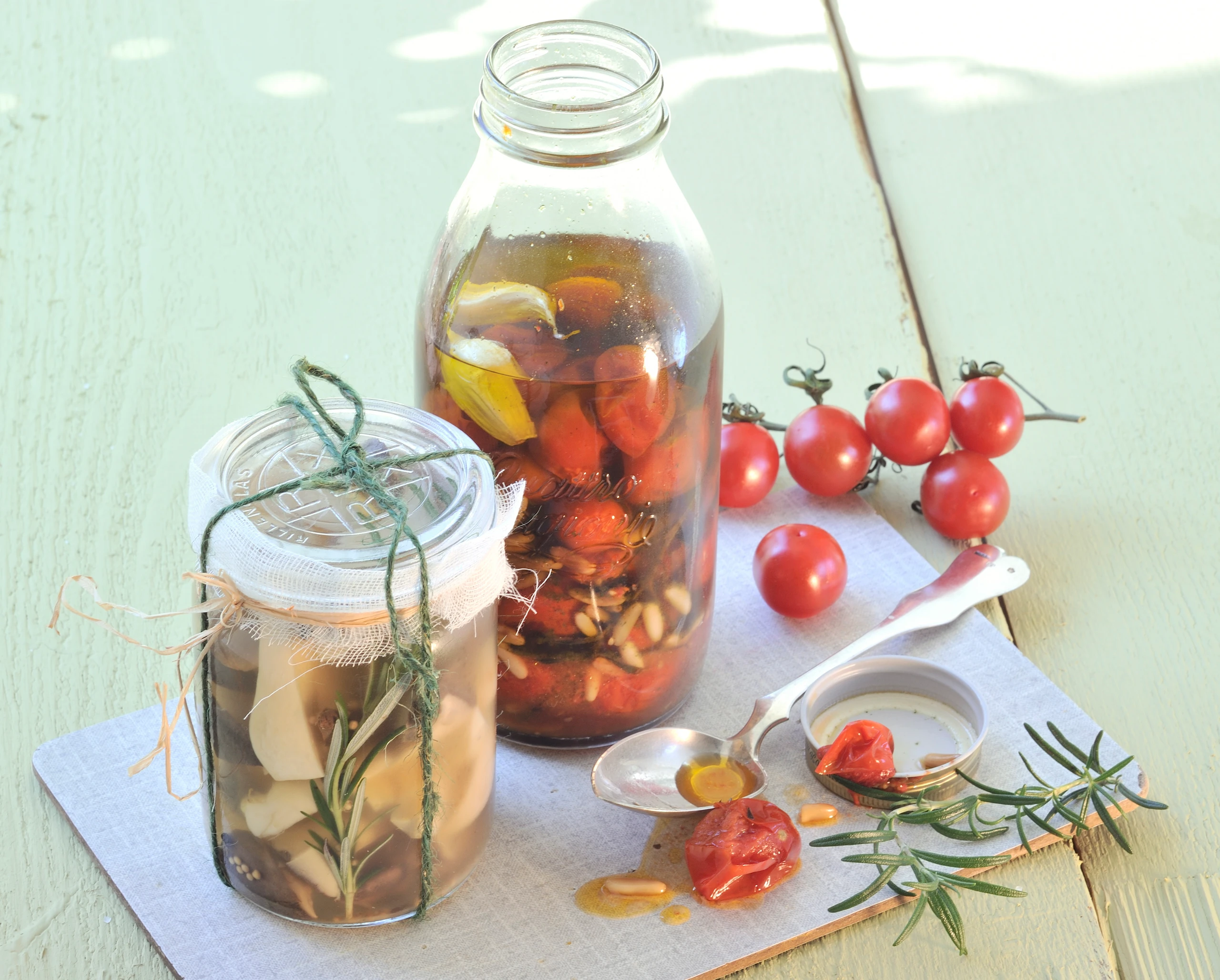 Ofenparadeiser in Basilikum-Öl mit Pinienkernen