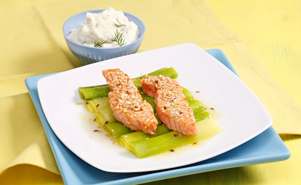 Lachsfilet mit Sesam-Kruste auf mariniertem Lauch