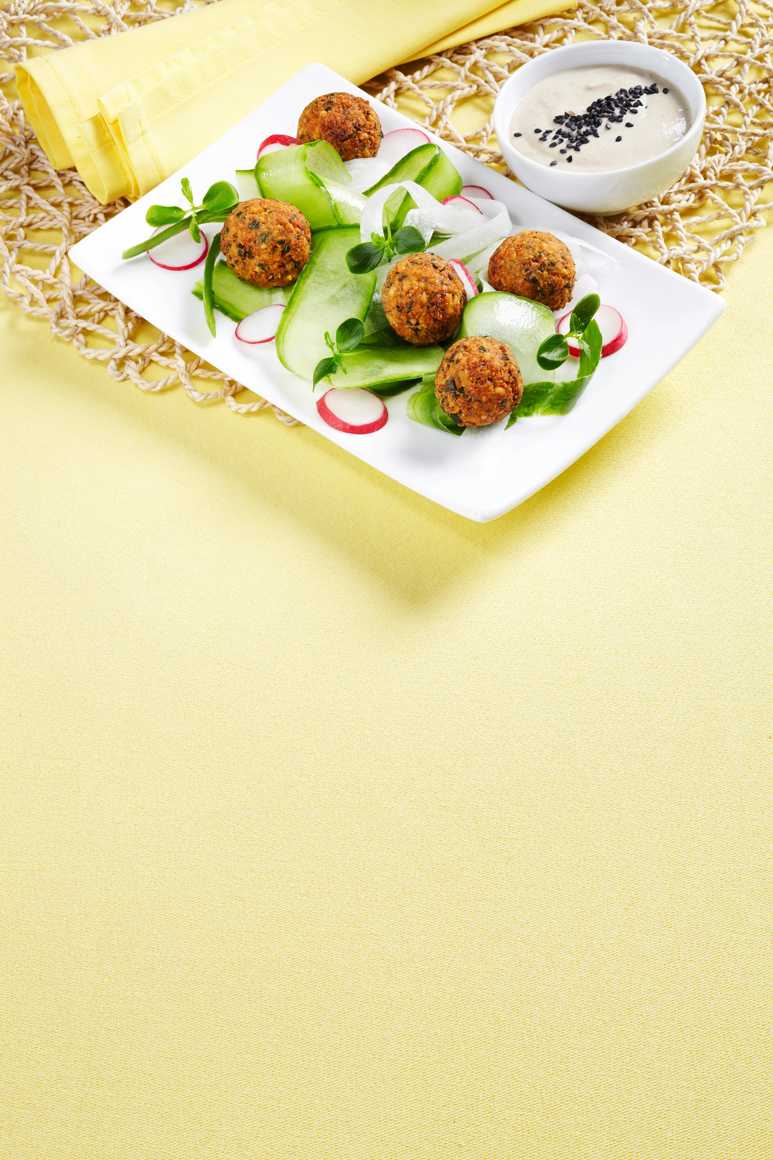 Kichererbsen-Bällchen mit Sesam-Dip