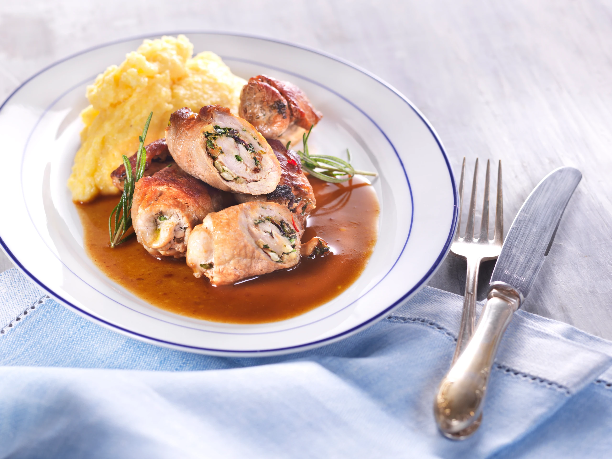 Lammrouladen mit Kräutern und Haselnüssen