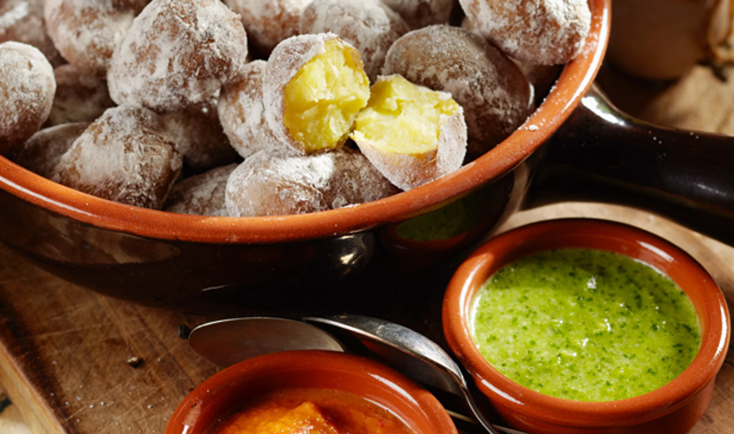 Erdäpfel mit scharfer und grüner Sauce