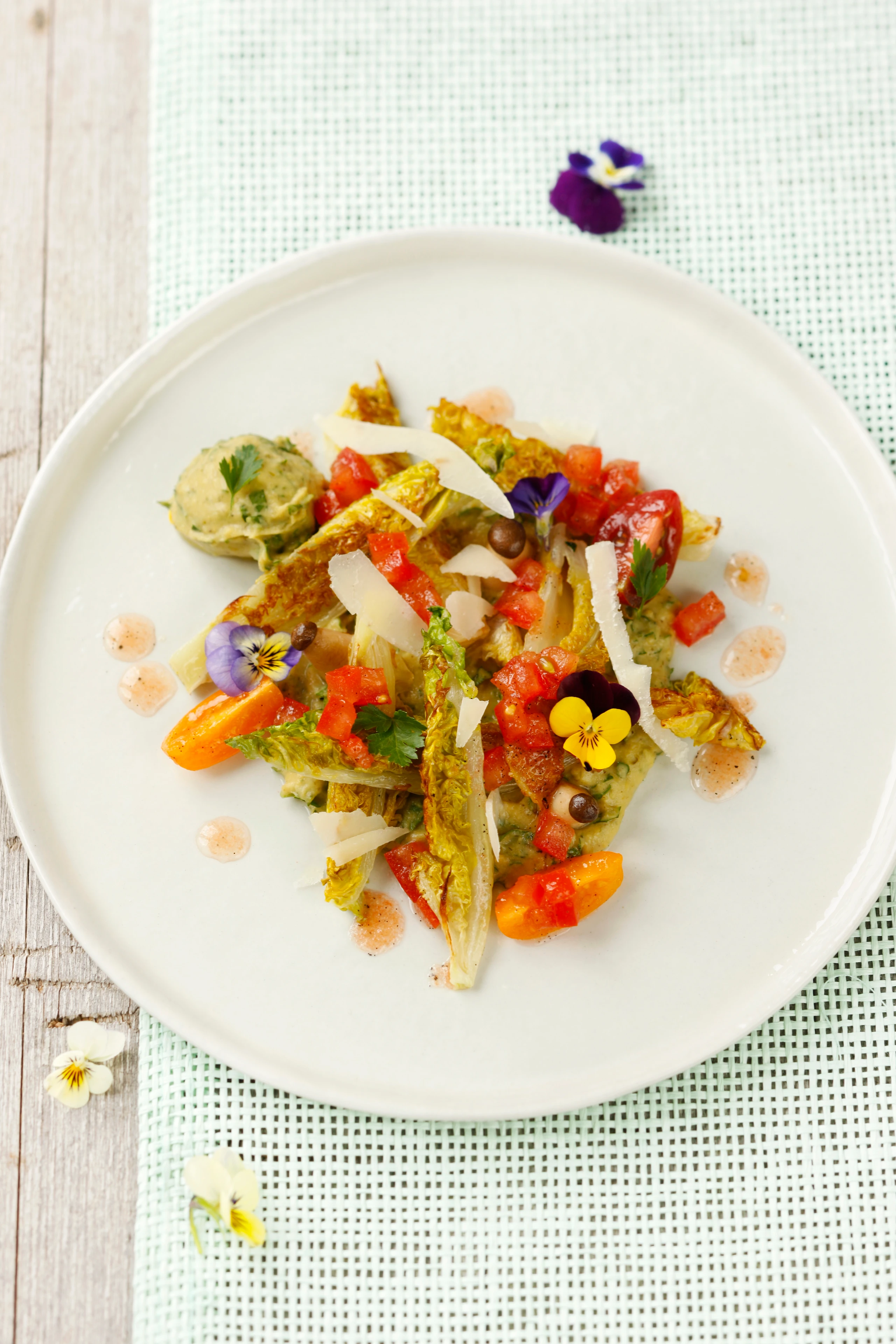 Salatherzen auf Kräuterhummus