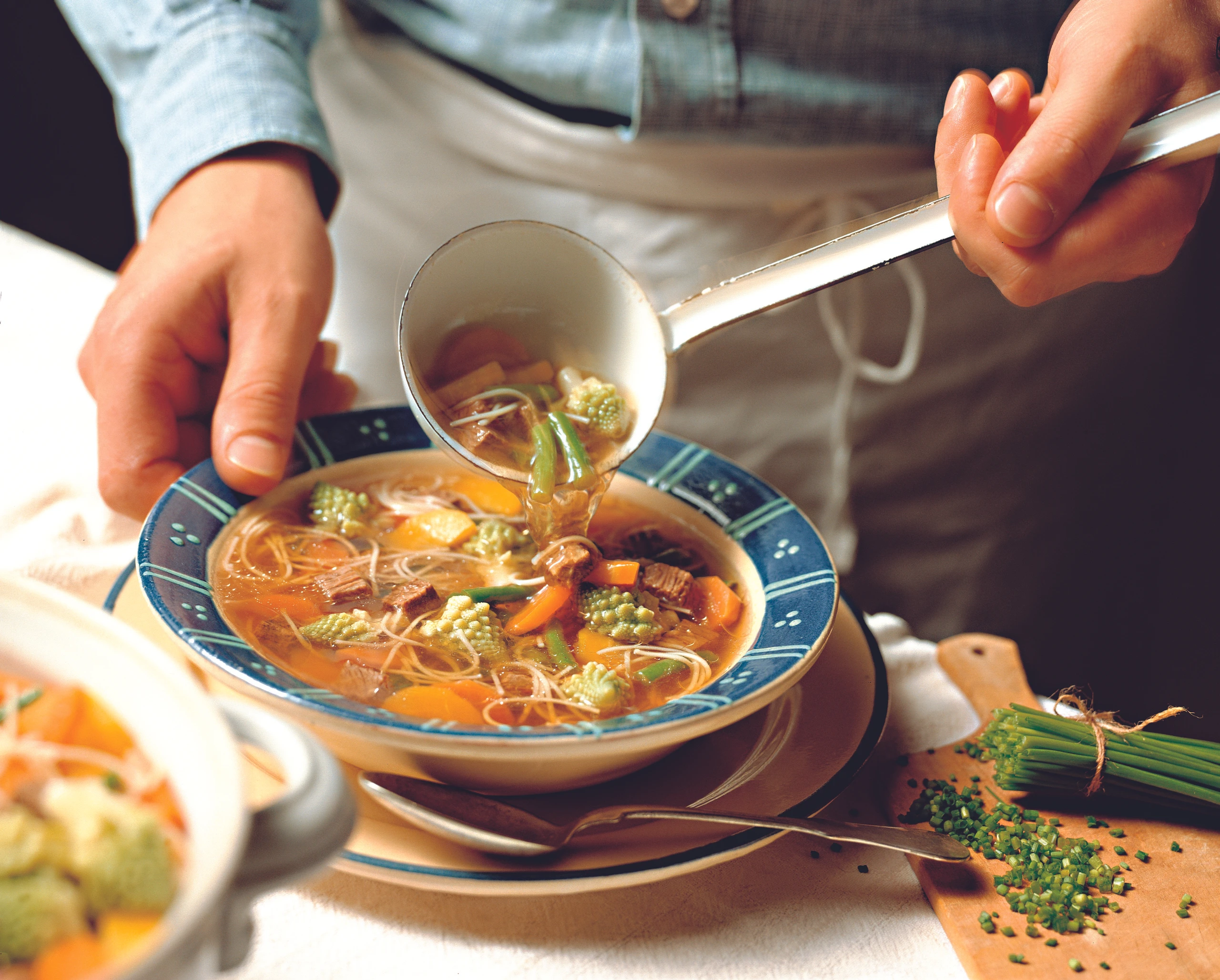 Suppentopf mit Gemüse und Nudeln