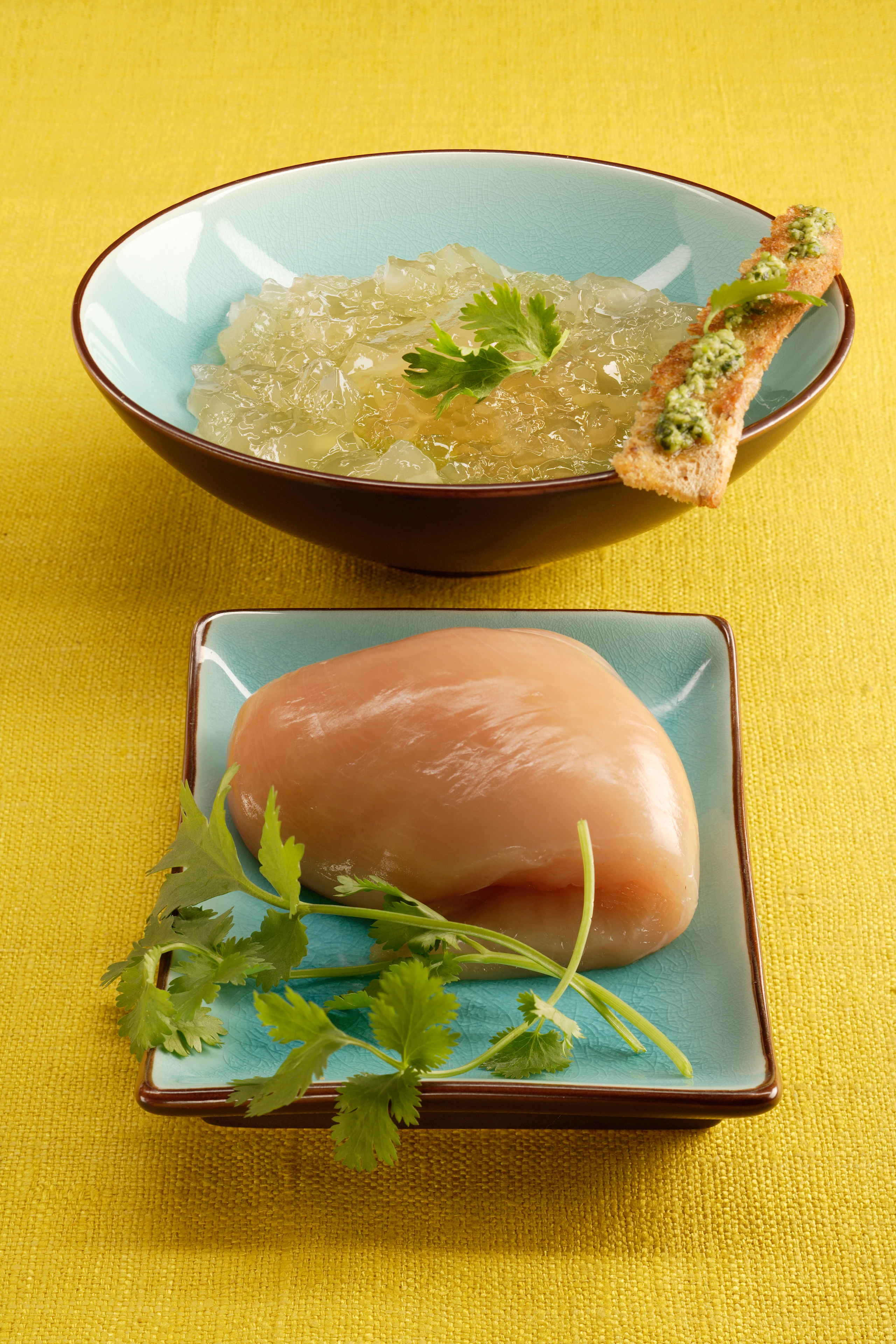 Gelierte Hühnersuppe mit Koriandertoasts