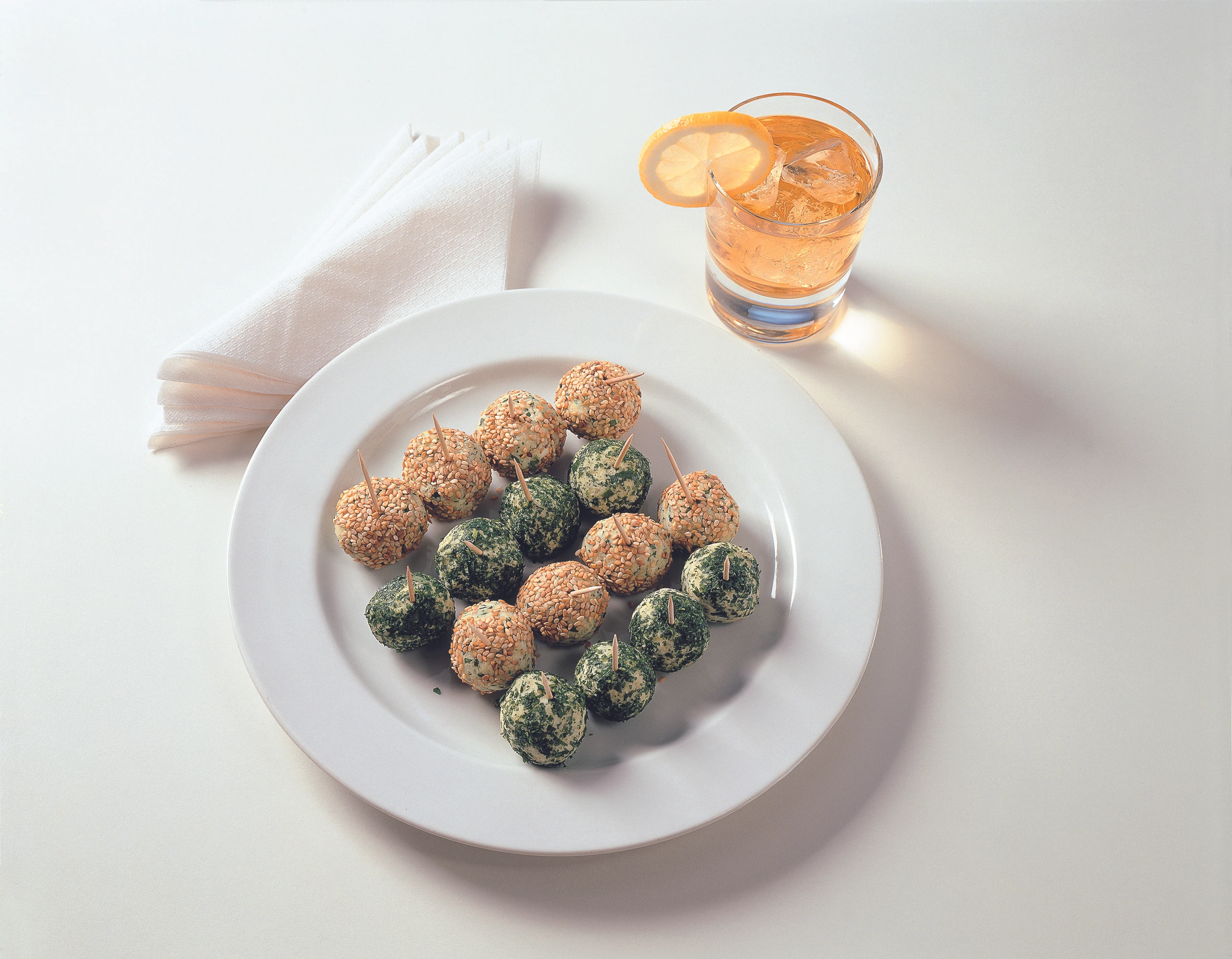 Käsebällchen in Sesam- und Kräuterhülle