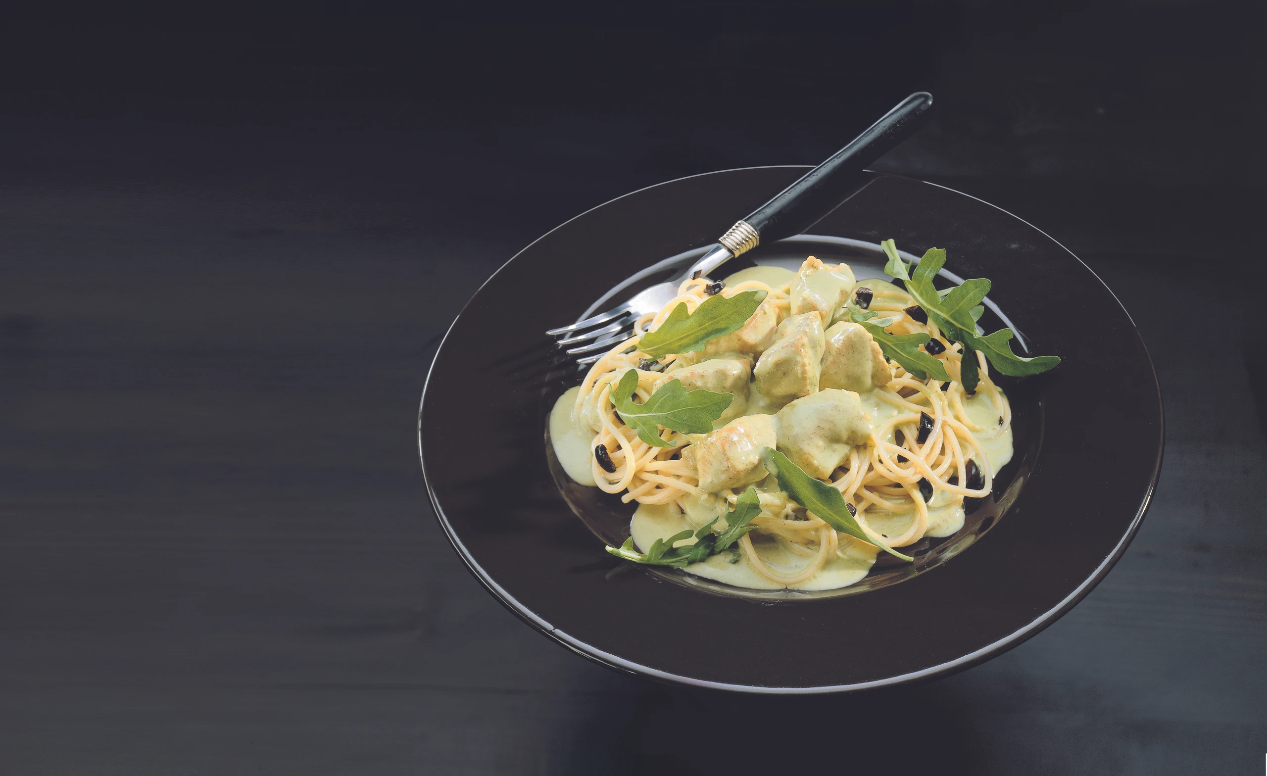 Pute mit Rucolasauce und Oliven-Nudeln