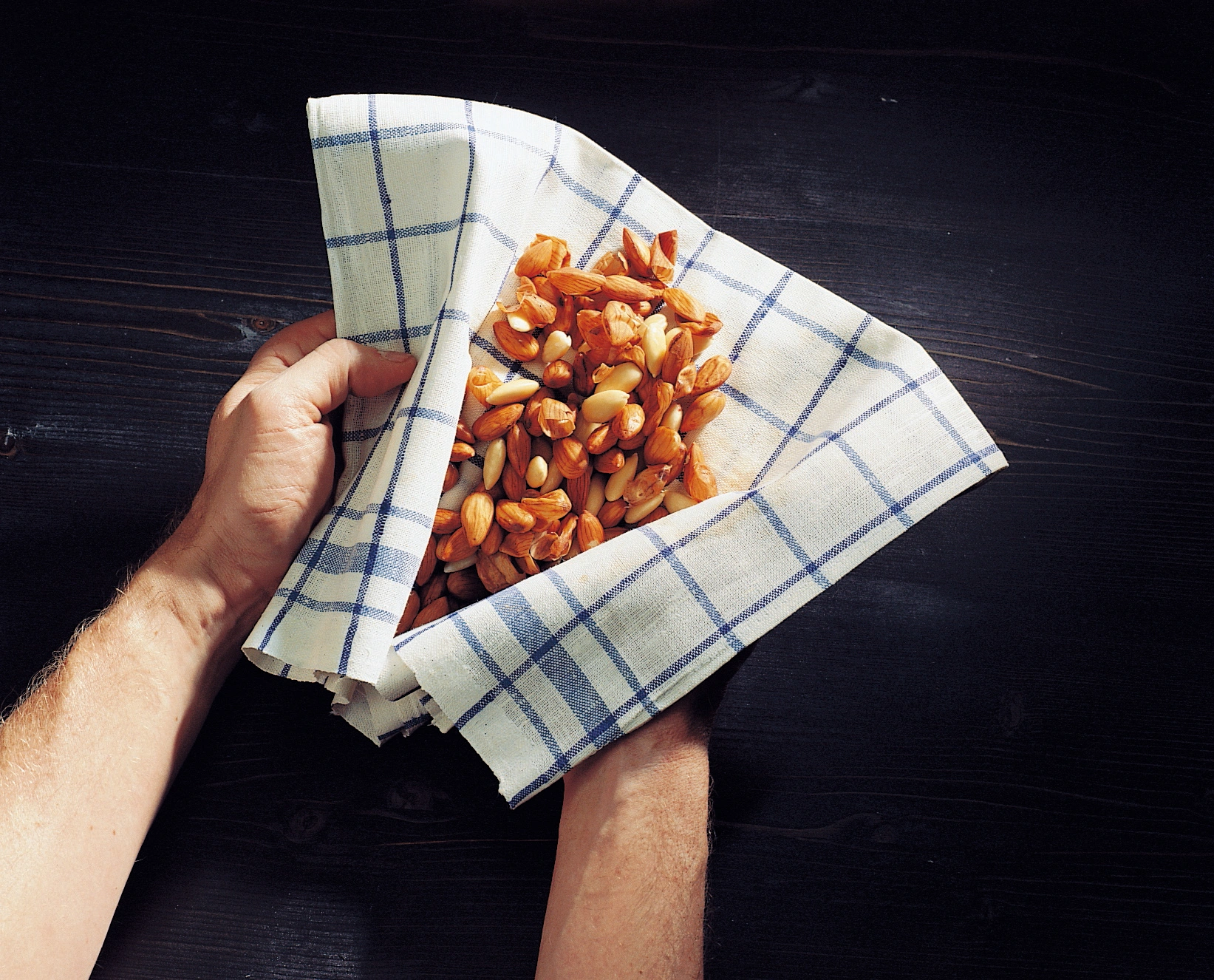 Mandeln und Haselnüsse schälen – so geht's! Mandeln und Haselnüsse schälen – so geht's!