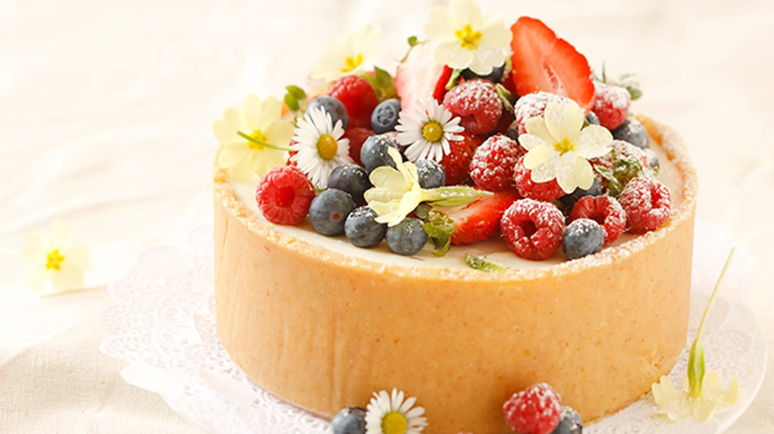 © GUSTO / Theresa Schrems Beerentorte