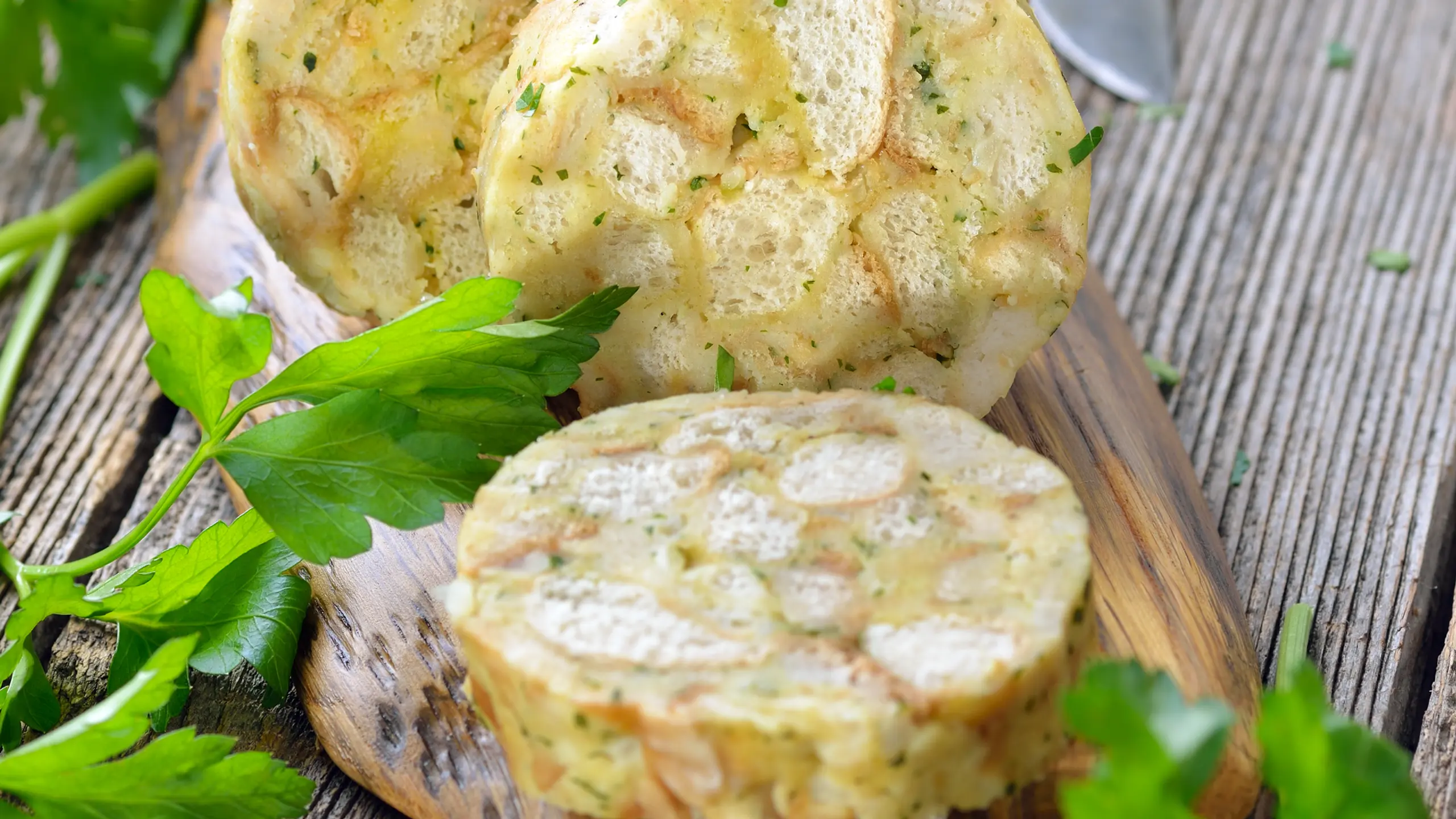 © iStock/kabVisio Serviettenknödel