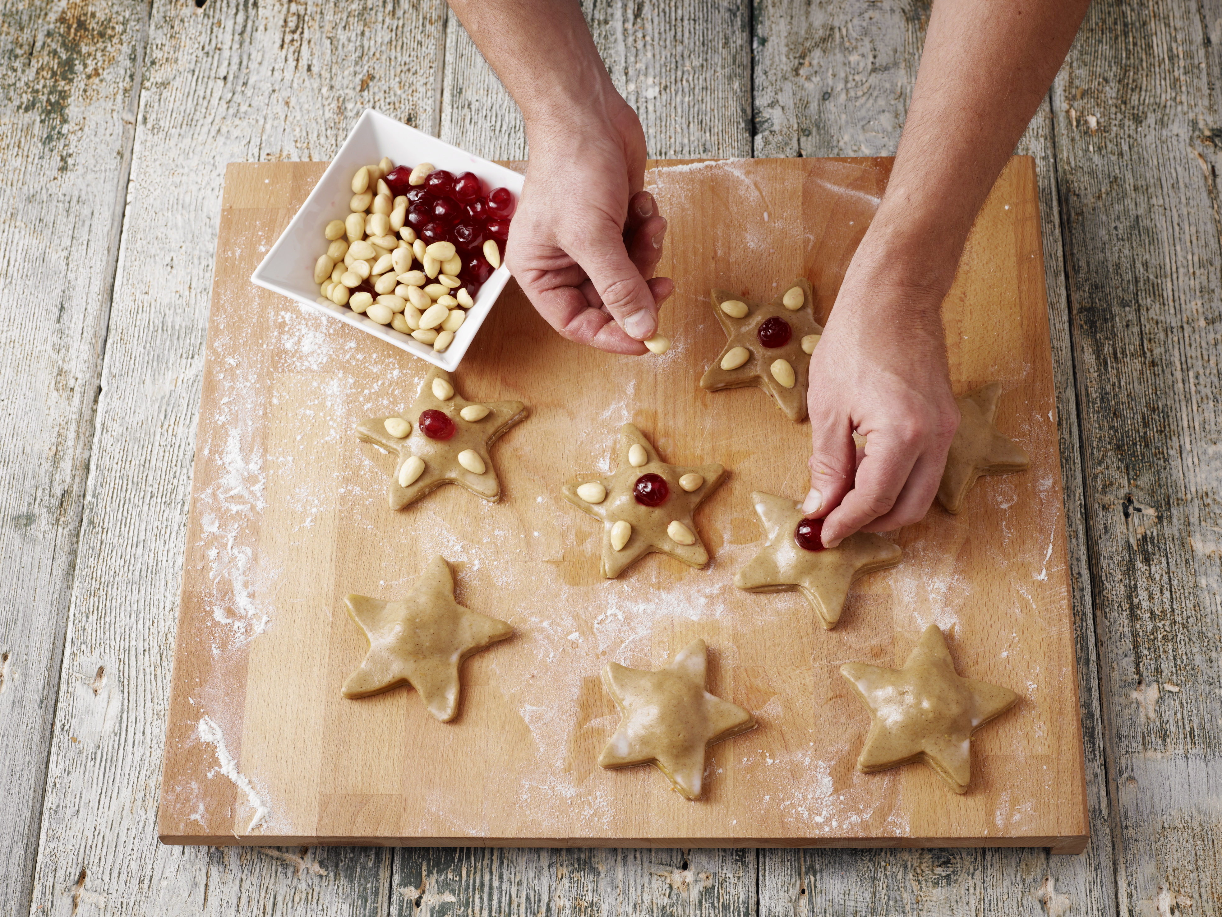 Weihnachtskekse verzieren
