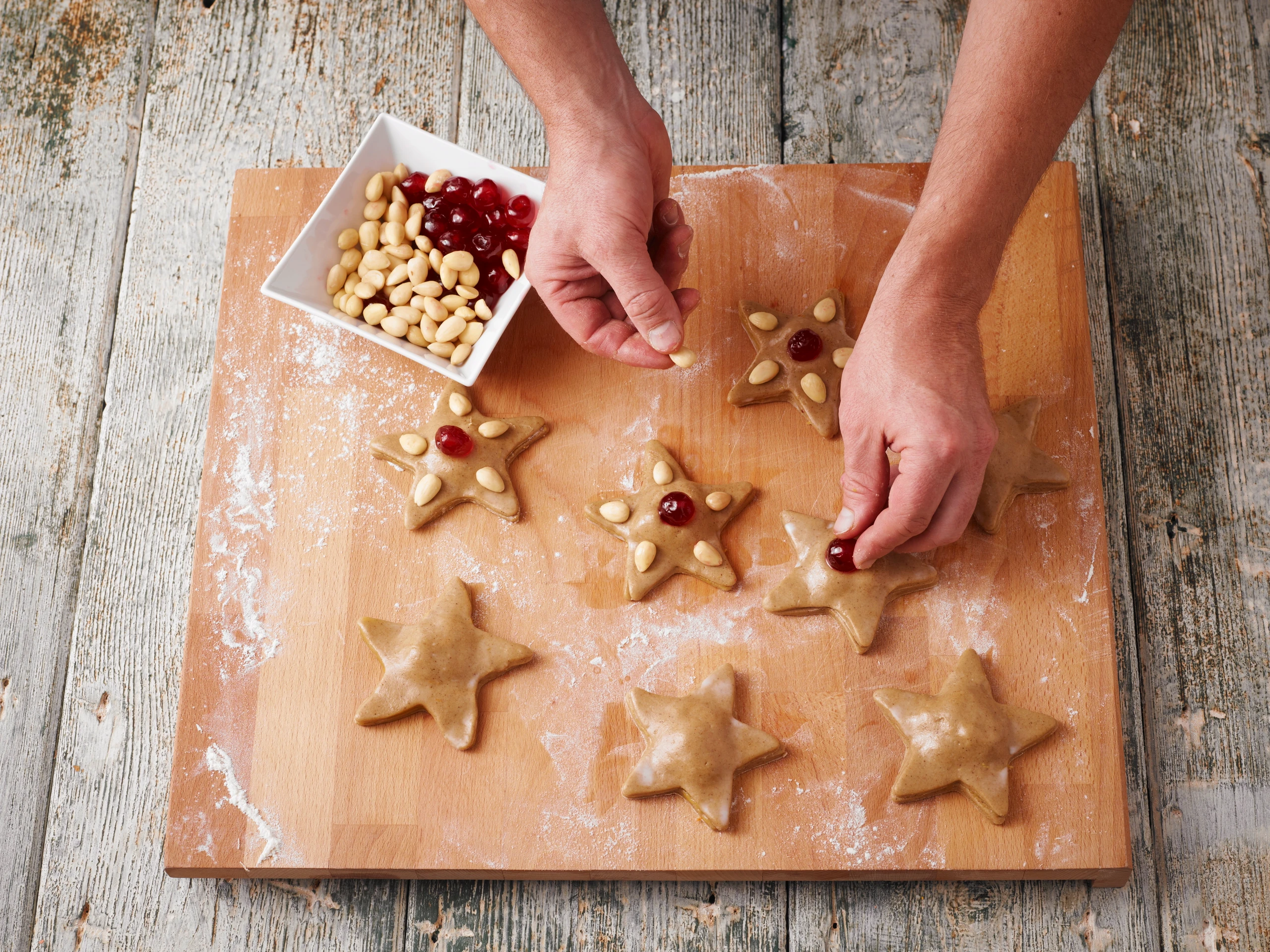 Weihnachtskekse verzieren