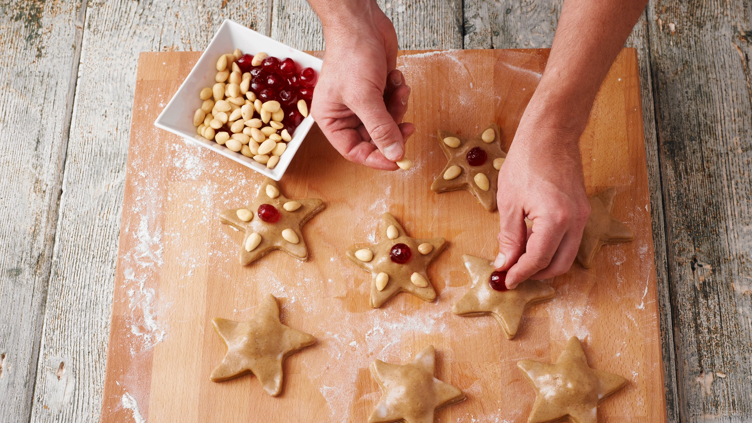 © GUSTO / Dieter Brasch Weihnachtskekse verzieren