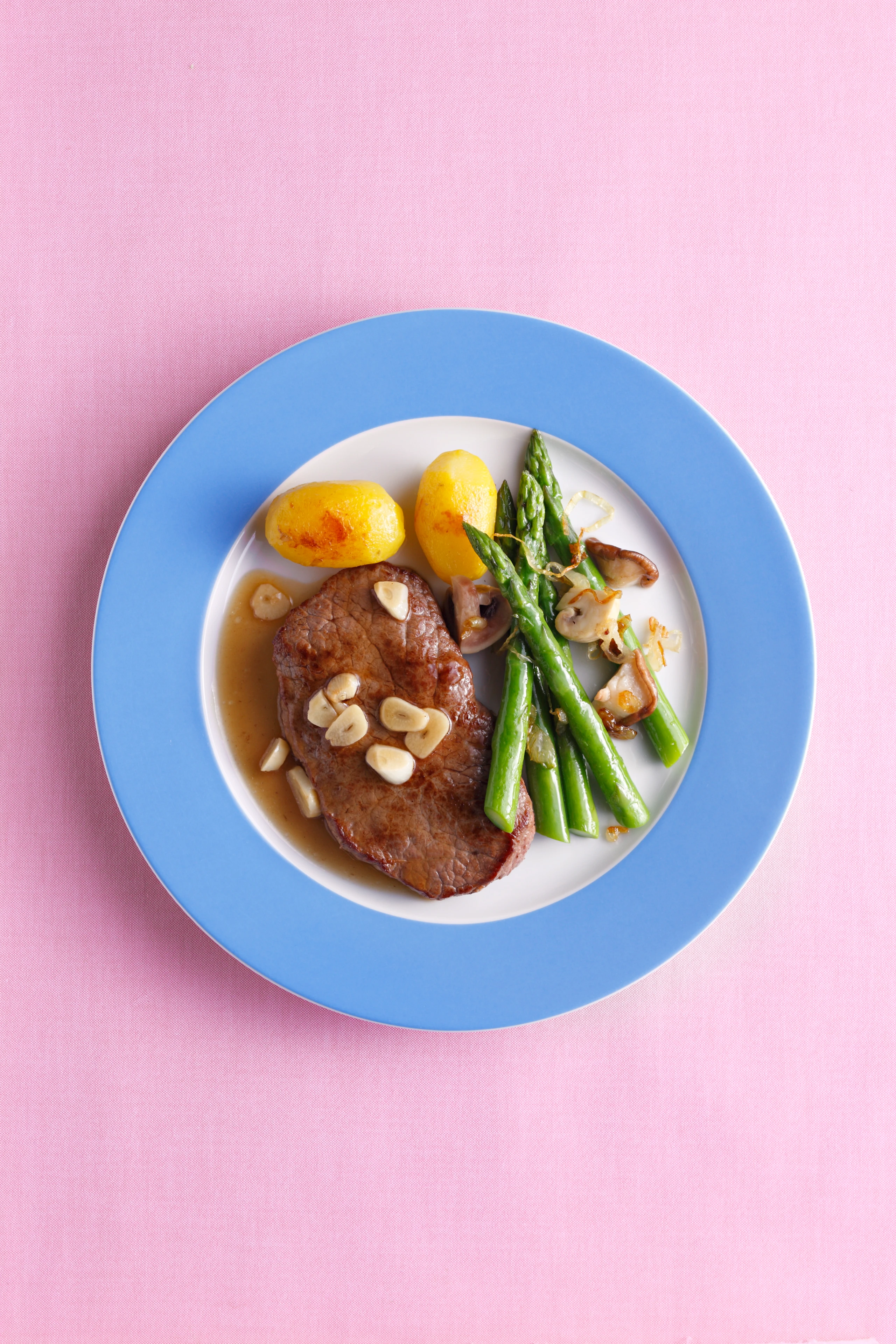 Rostbraten mit Spargel und Sherry-Knoblauch-Sauce