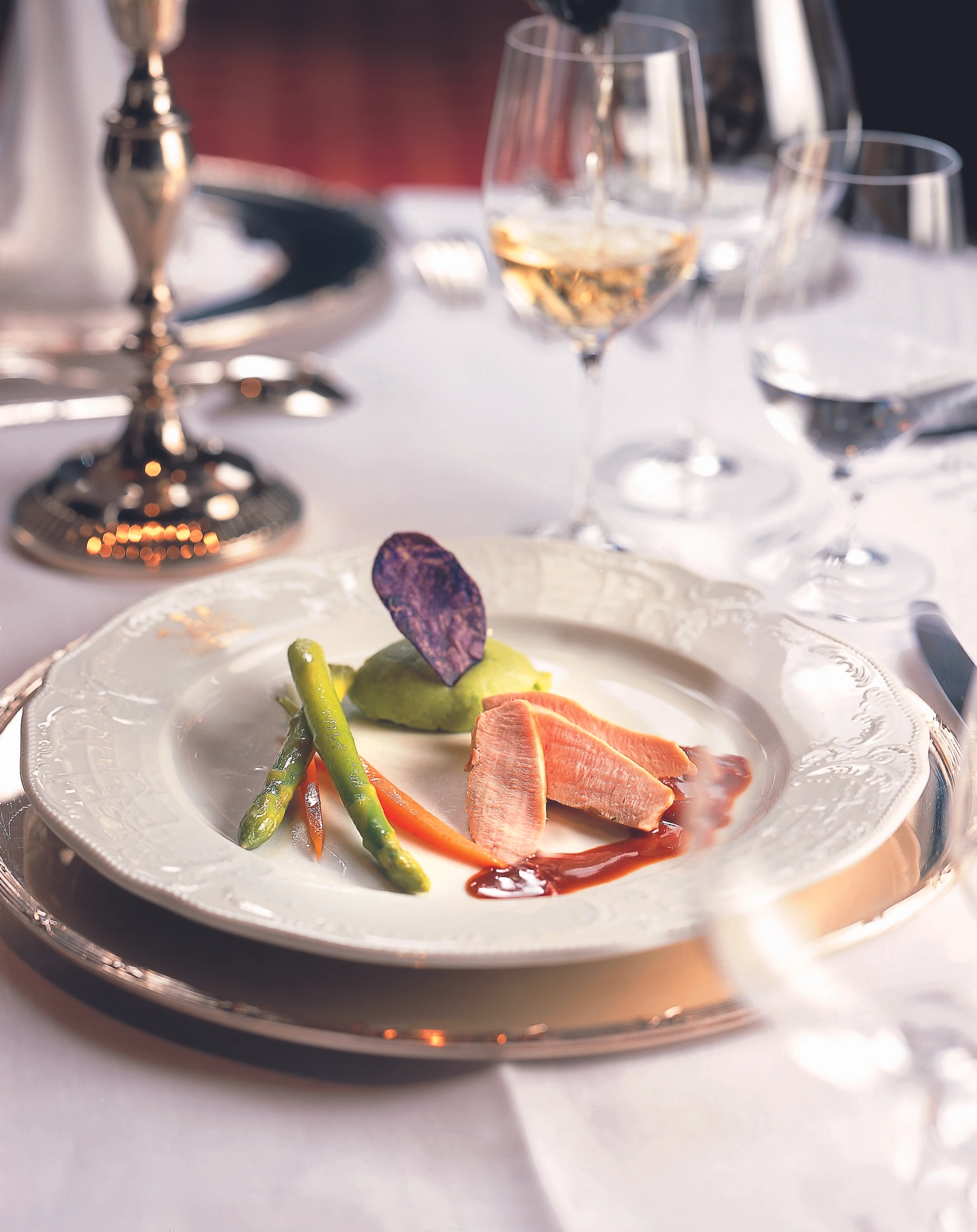 Gebratenes Kaninchenfilet mit Spargelgemüse