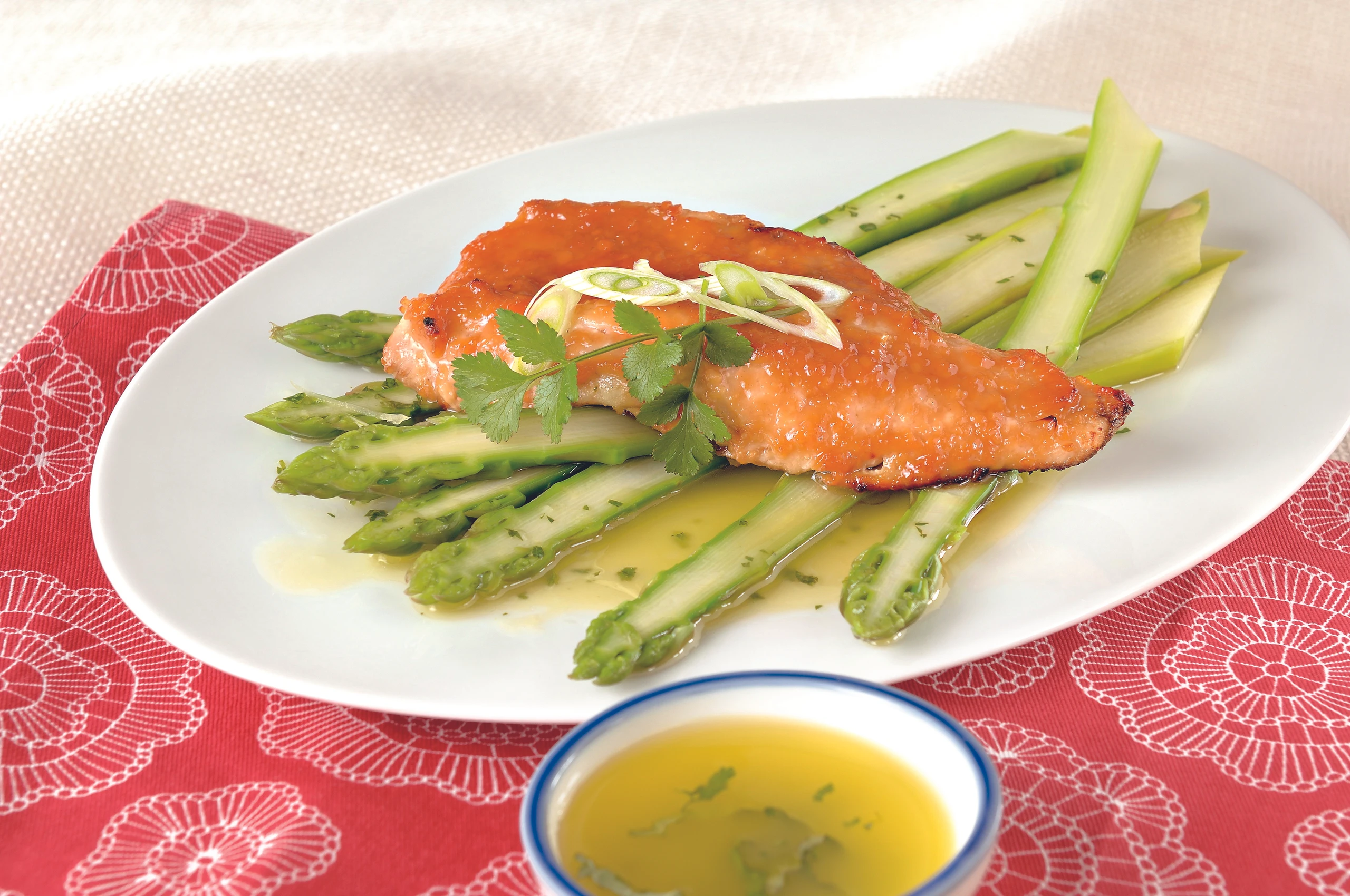 Saiblingsfilet mit Spargel und Miso-Marinade