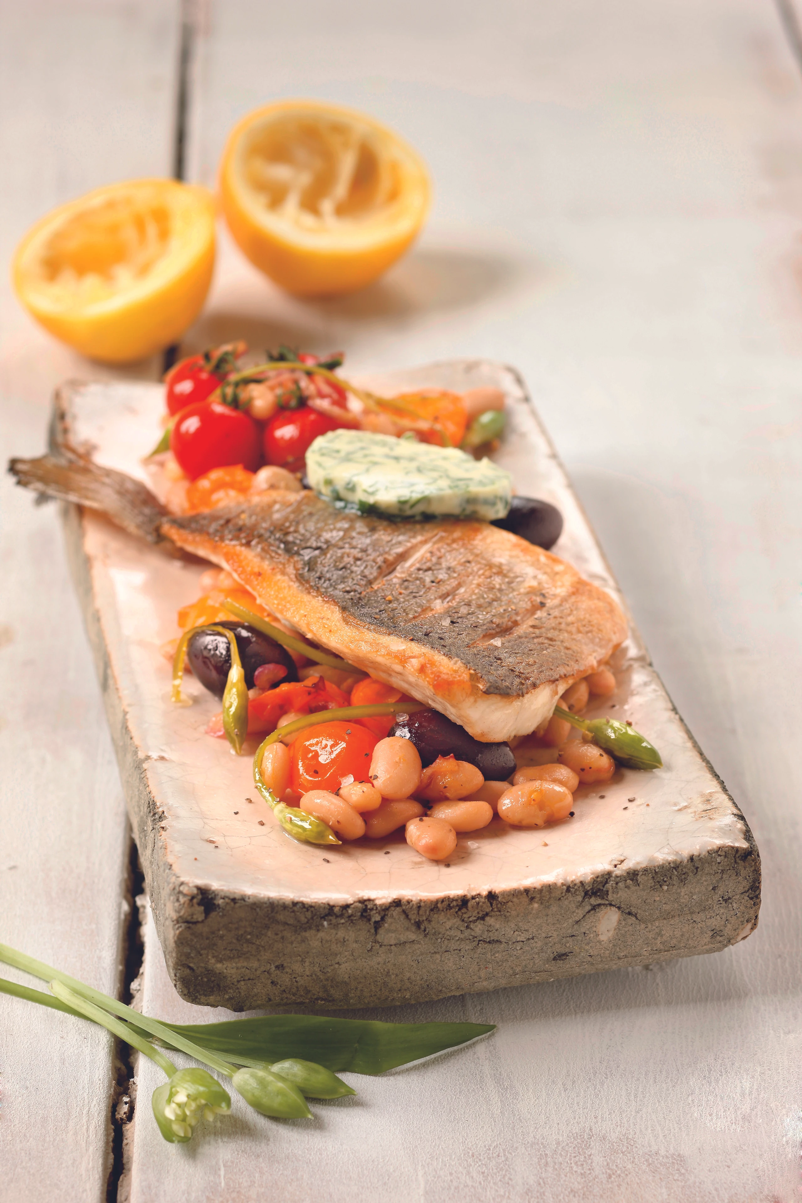 Goldbrasse mit Bohnen und Bärlauchkapern