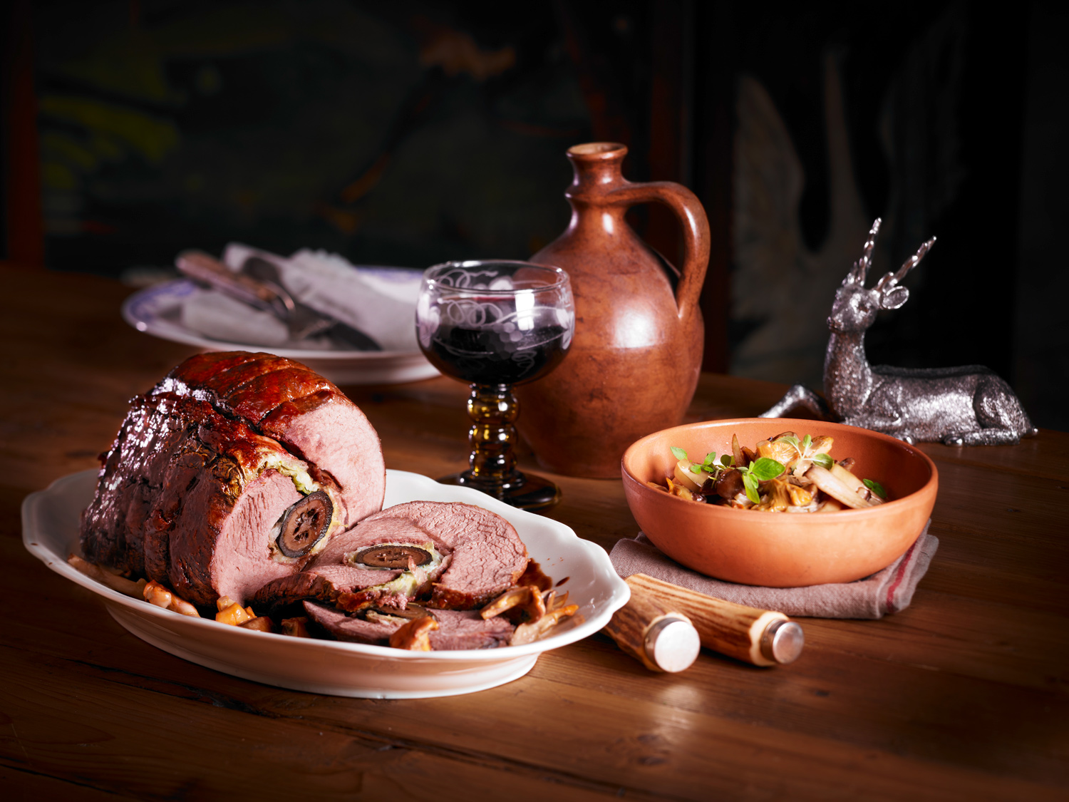Hirschbraten mit schwarzen Nüssen und Pilzragout