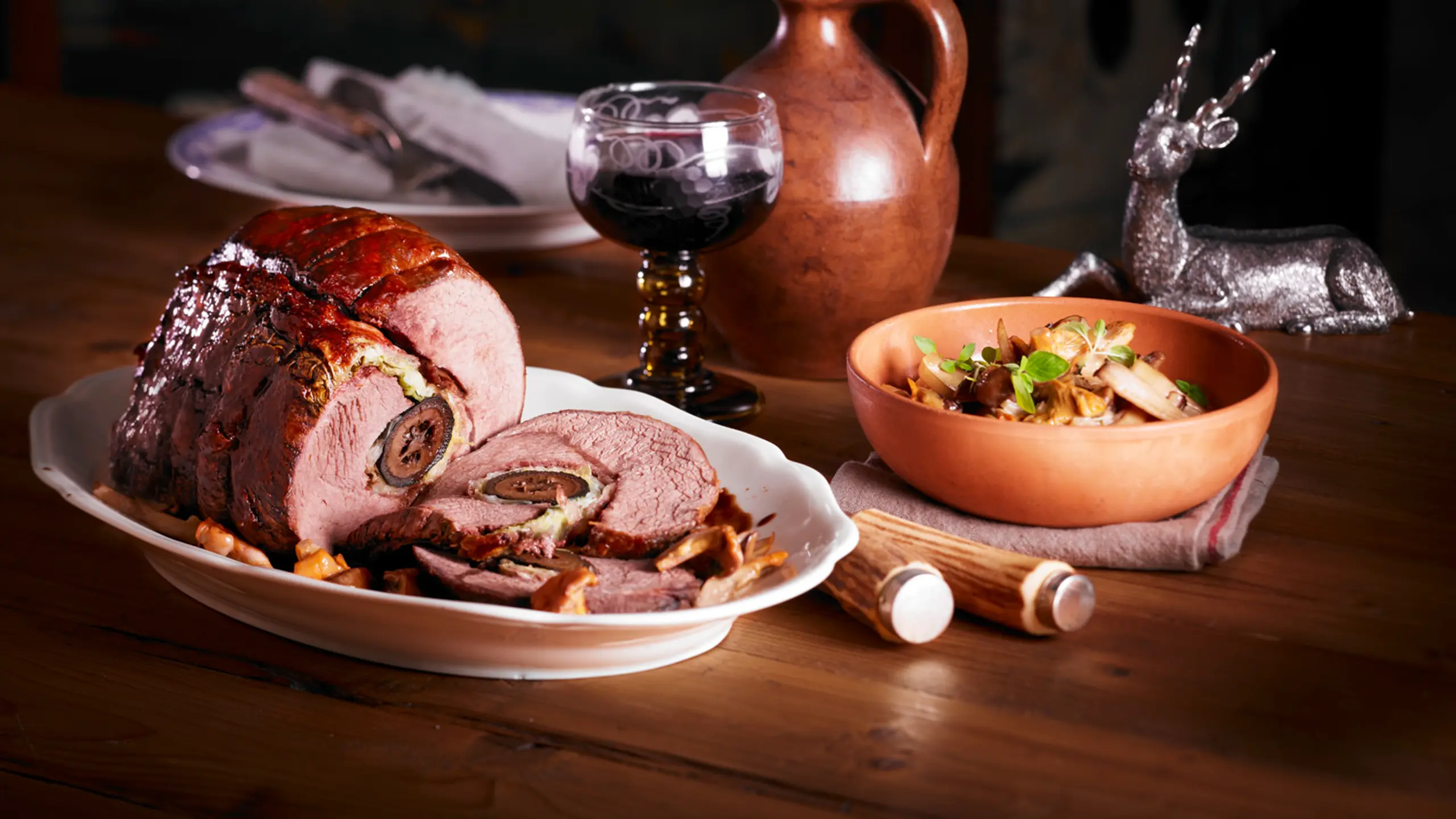 © GUSTO / Dieter Brasch Hirschbraten mit schwarzen Nüssen und Pilzragout