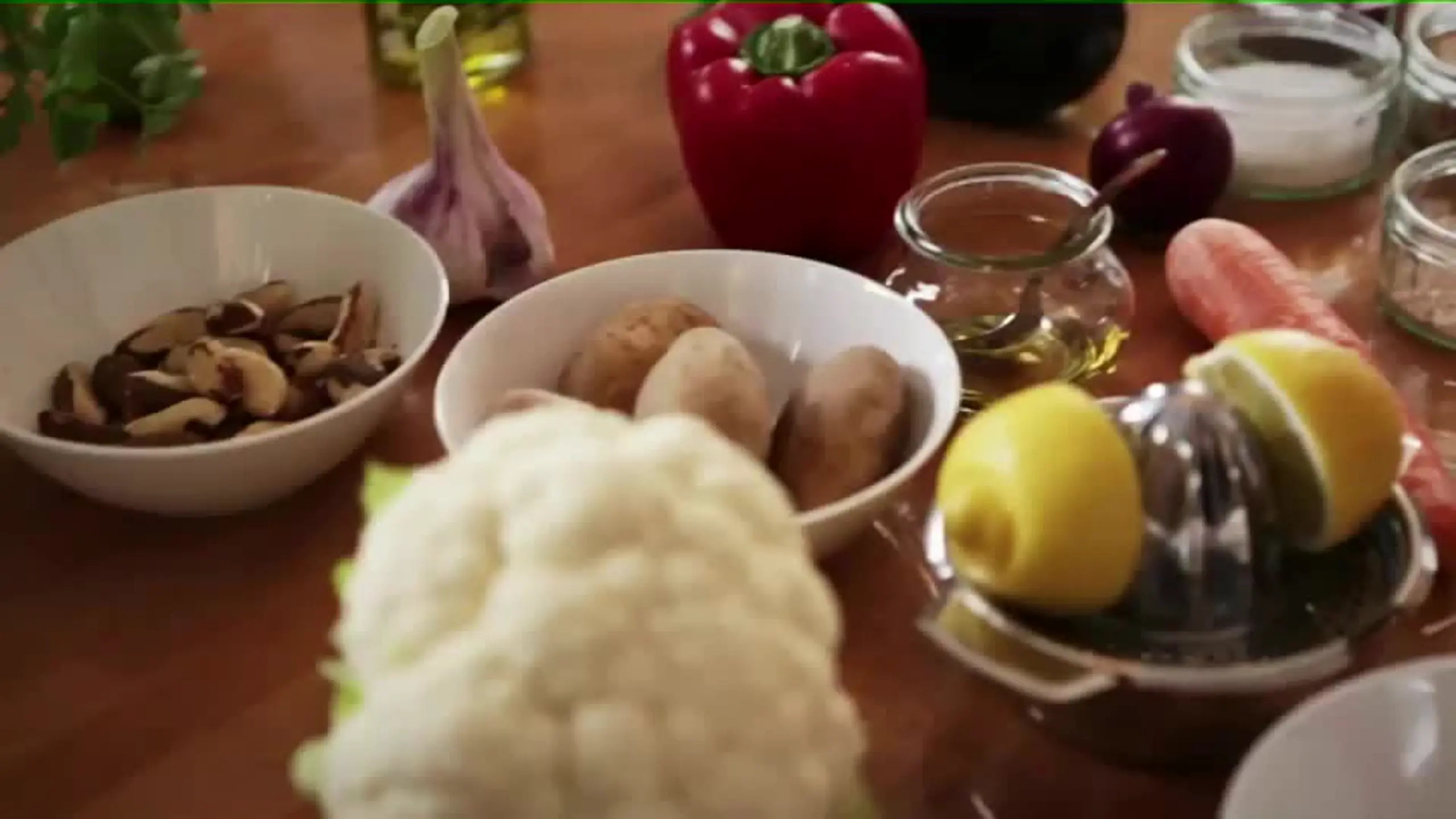 So gelingt im Handumdrehen ein veganer Blumenkohlauflauf mit Auberginensalat.
