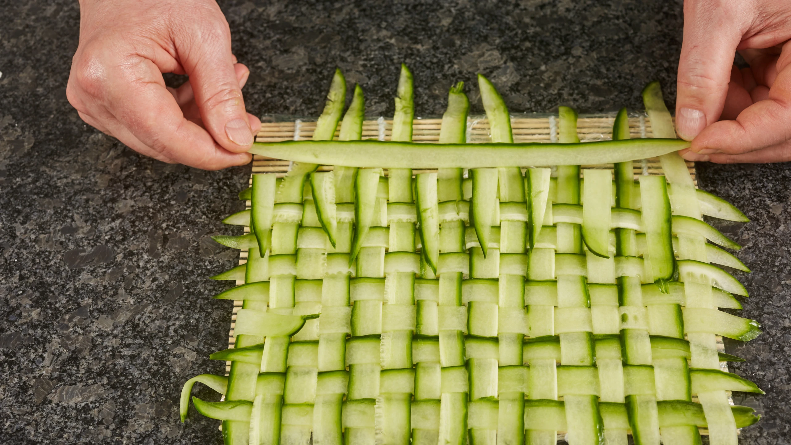 © GUSTO / Herbert Lehmann Gurkengeflecht