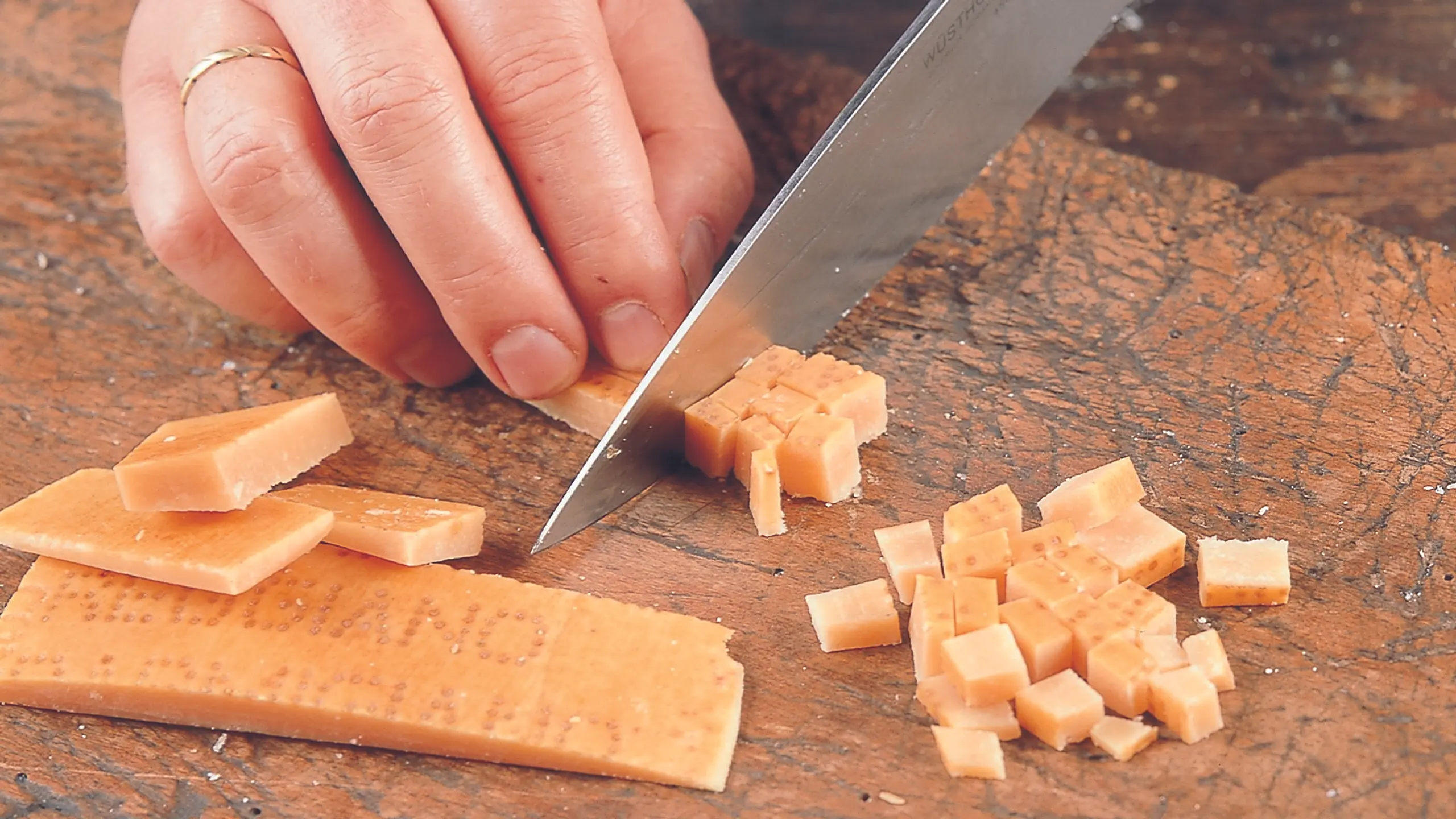 © GUSTO / Stefan Liewehr Parmesanrinde