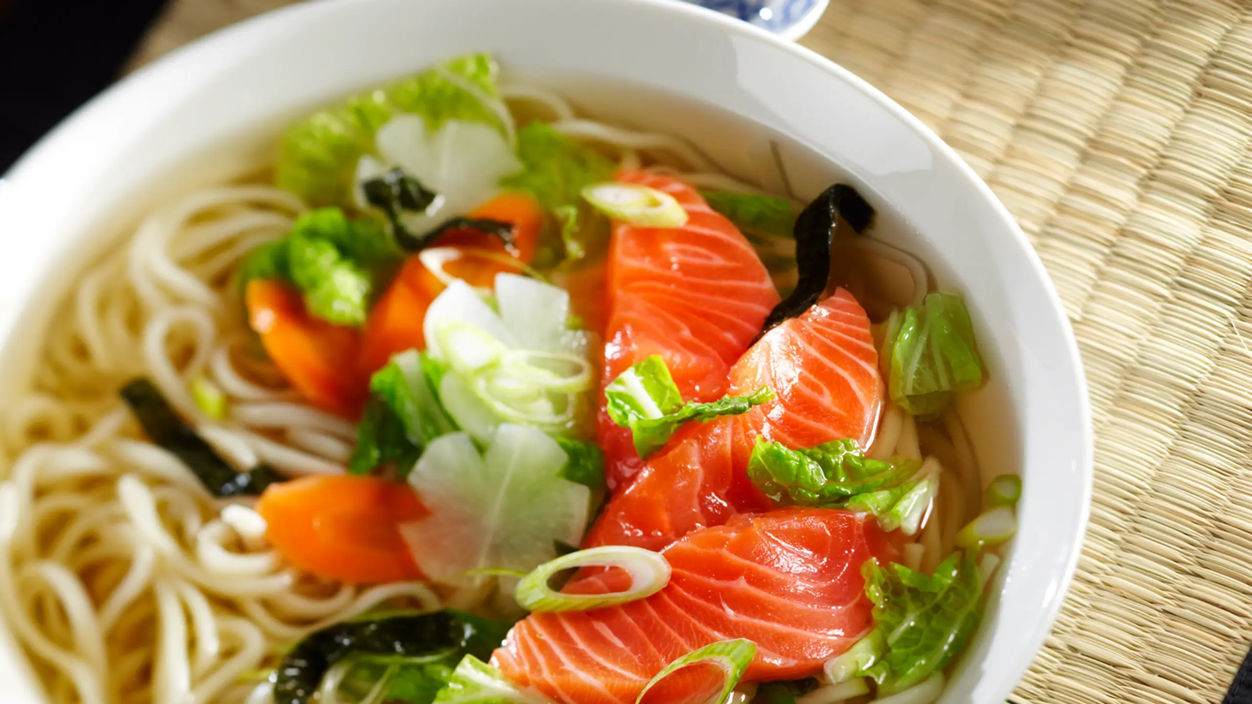 © GUSTO / Stefan Liewehr Sake no udon-nabe: Japanischer Nudeltopf mit Lachs