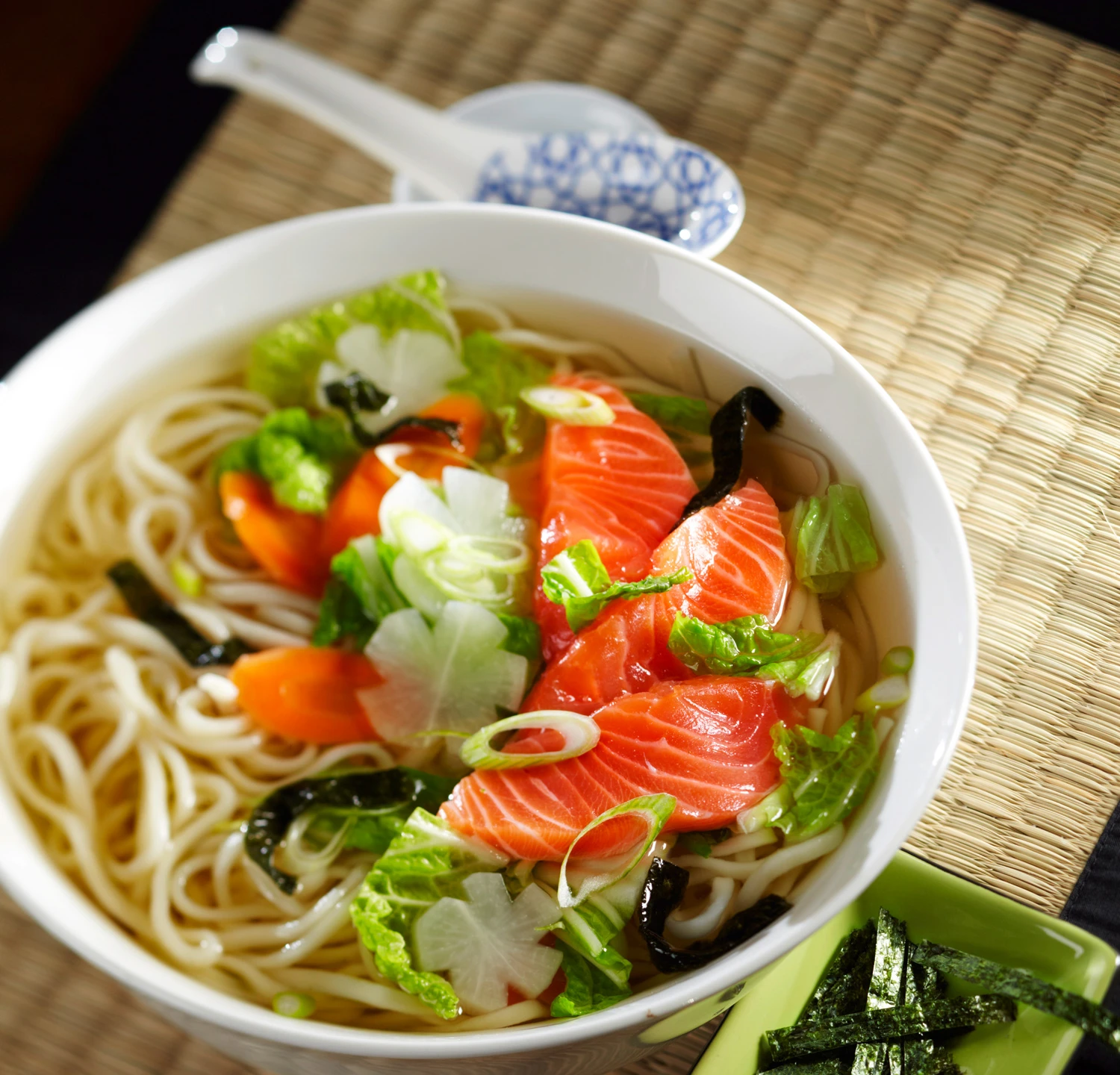 © GUSTO / Stefan Liewehr Sake no udon-nabe: Japanischer Nudeltopf mit Lachs