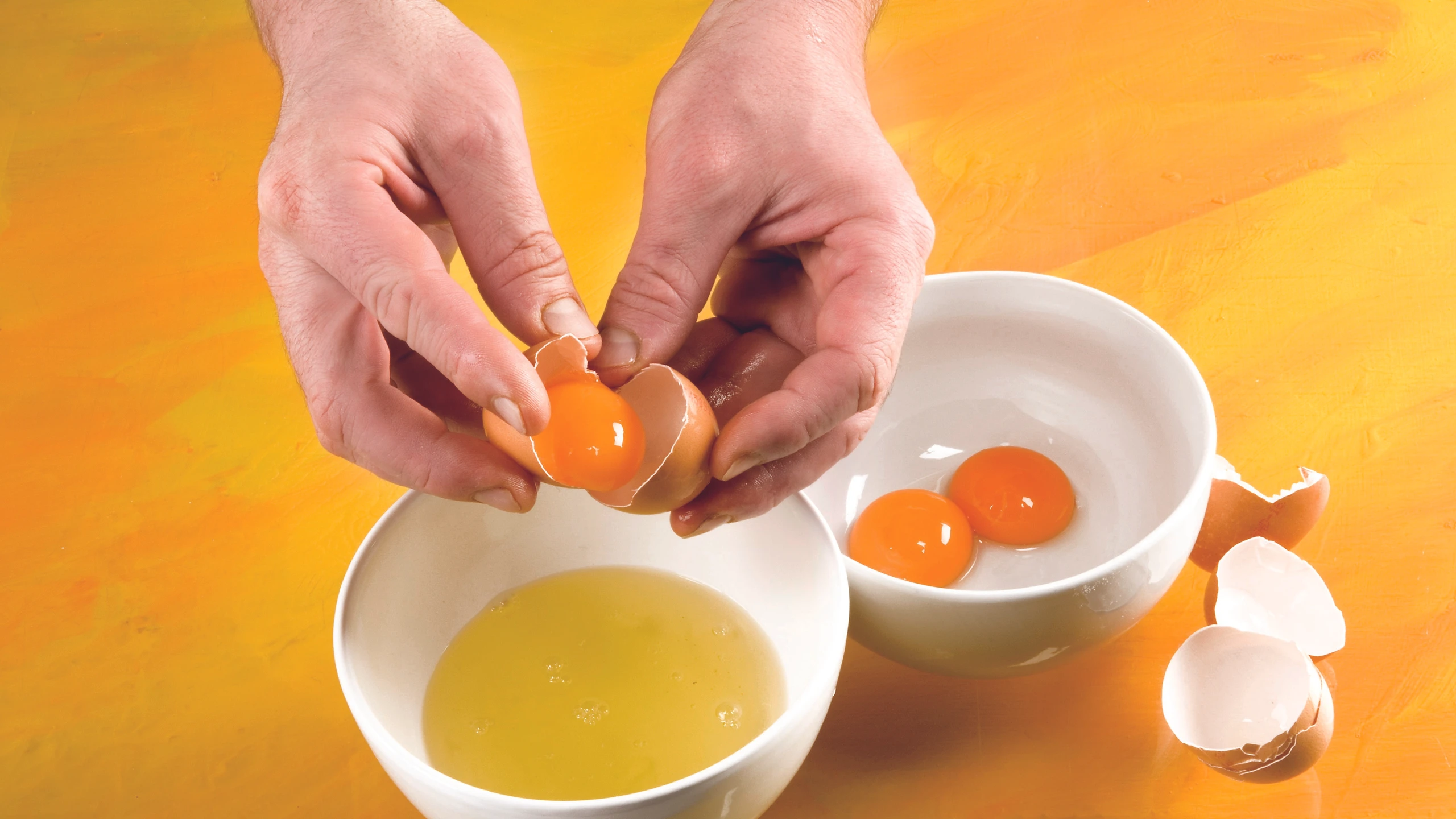 © GUSTO / Stefan Liewehr Eier aufschlagen