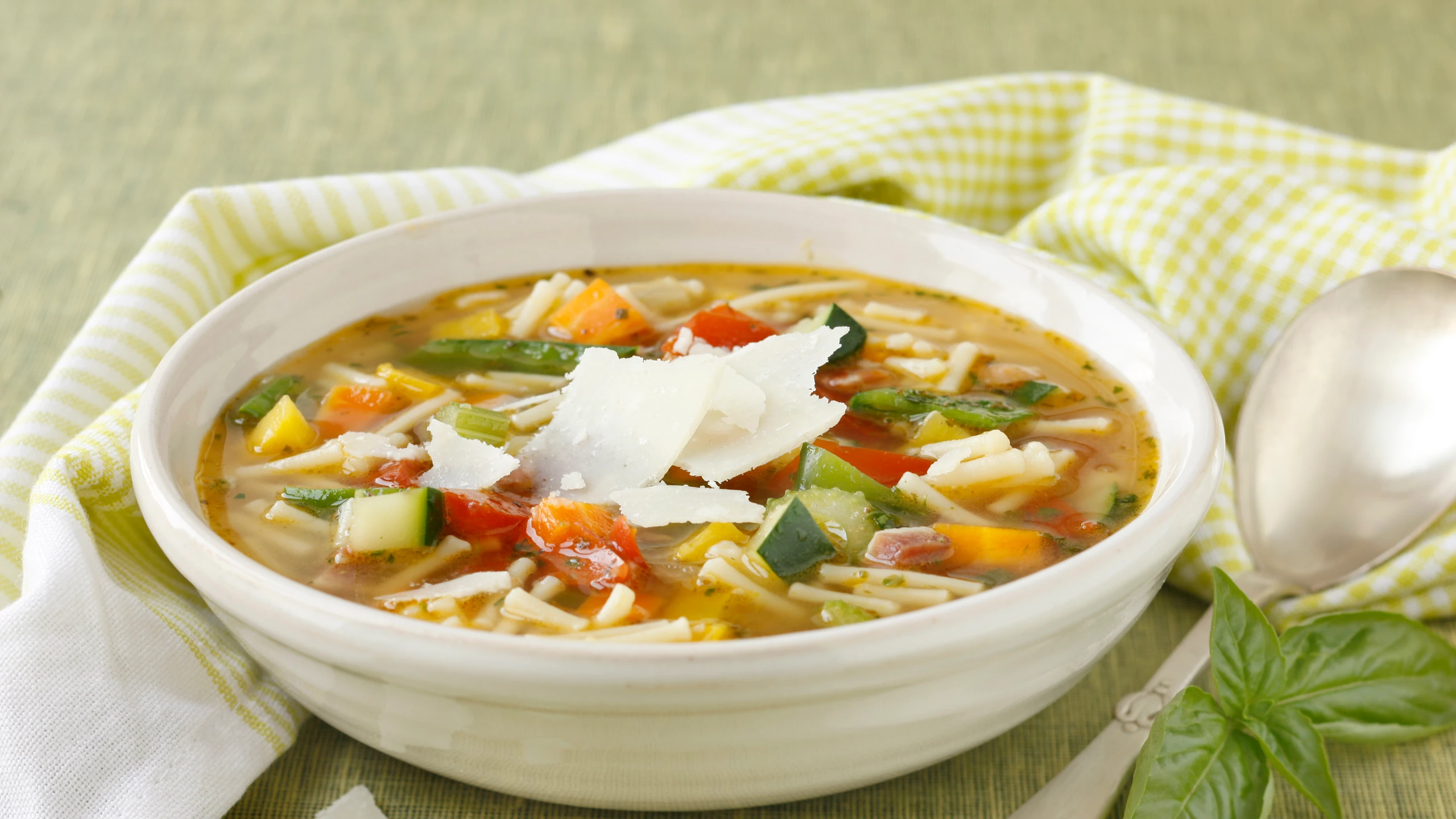 © GUSTO / Theresa Schrems Gemüsesuppe