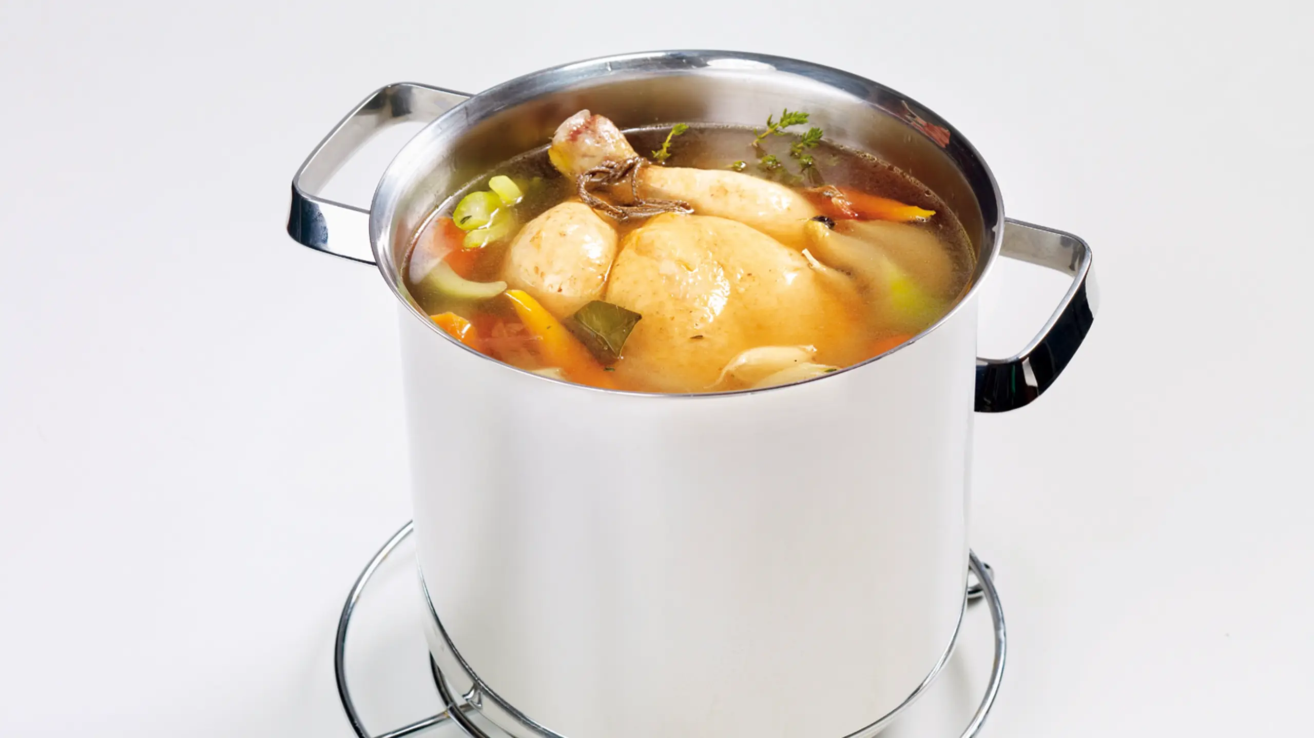 © GUSTO / Stefan Liewehr Klare Hühnersuppe