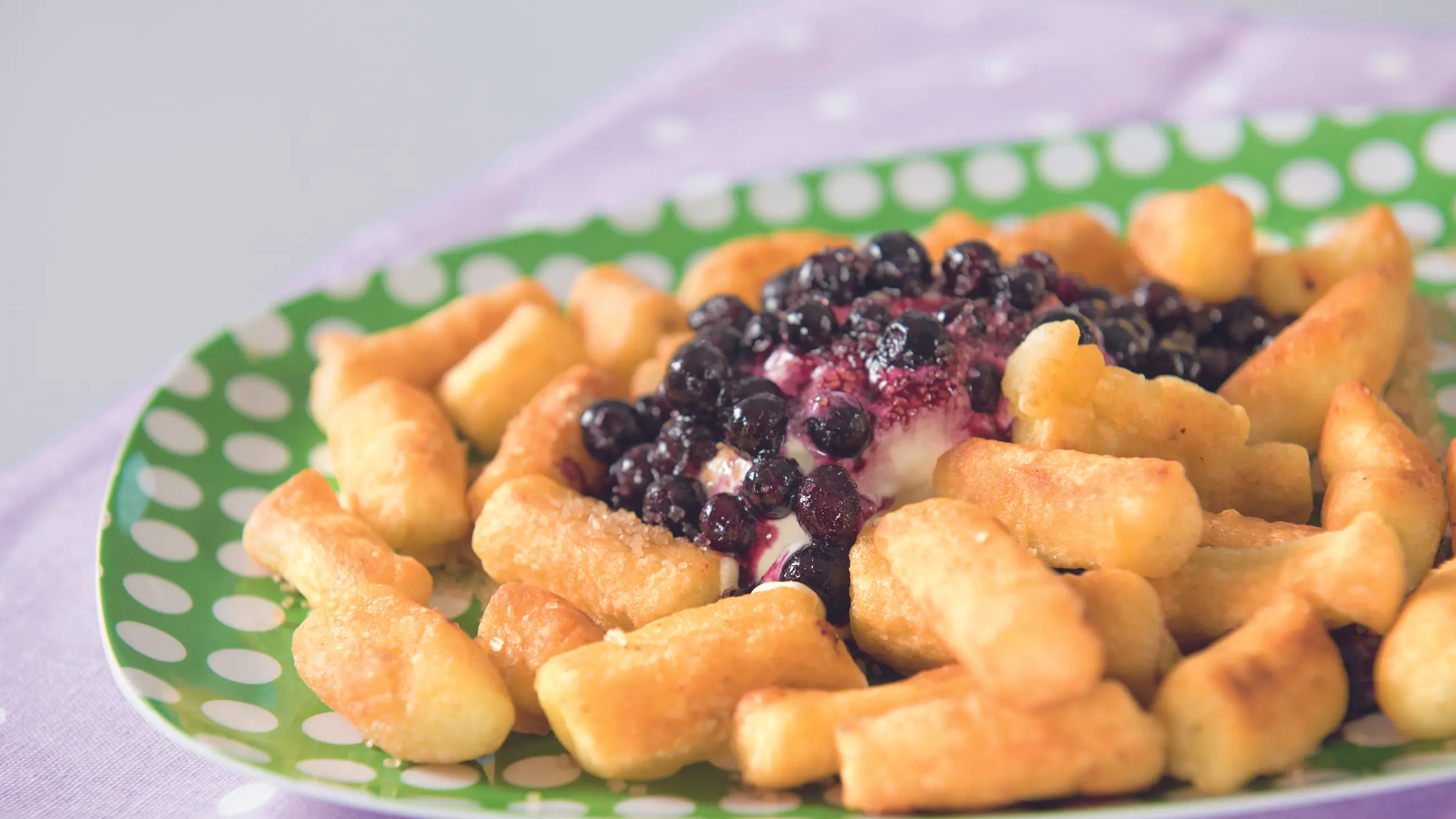 © GUSTO / Ulrike Köb Erdäpfelnudeln mit Vanilleeis und Heidelbeeren