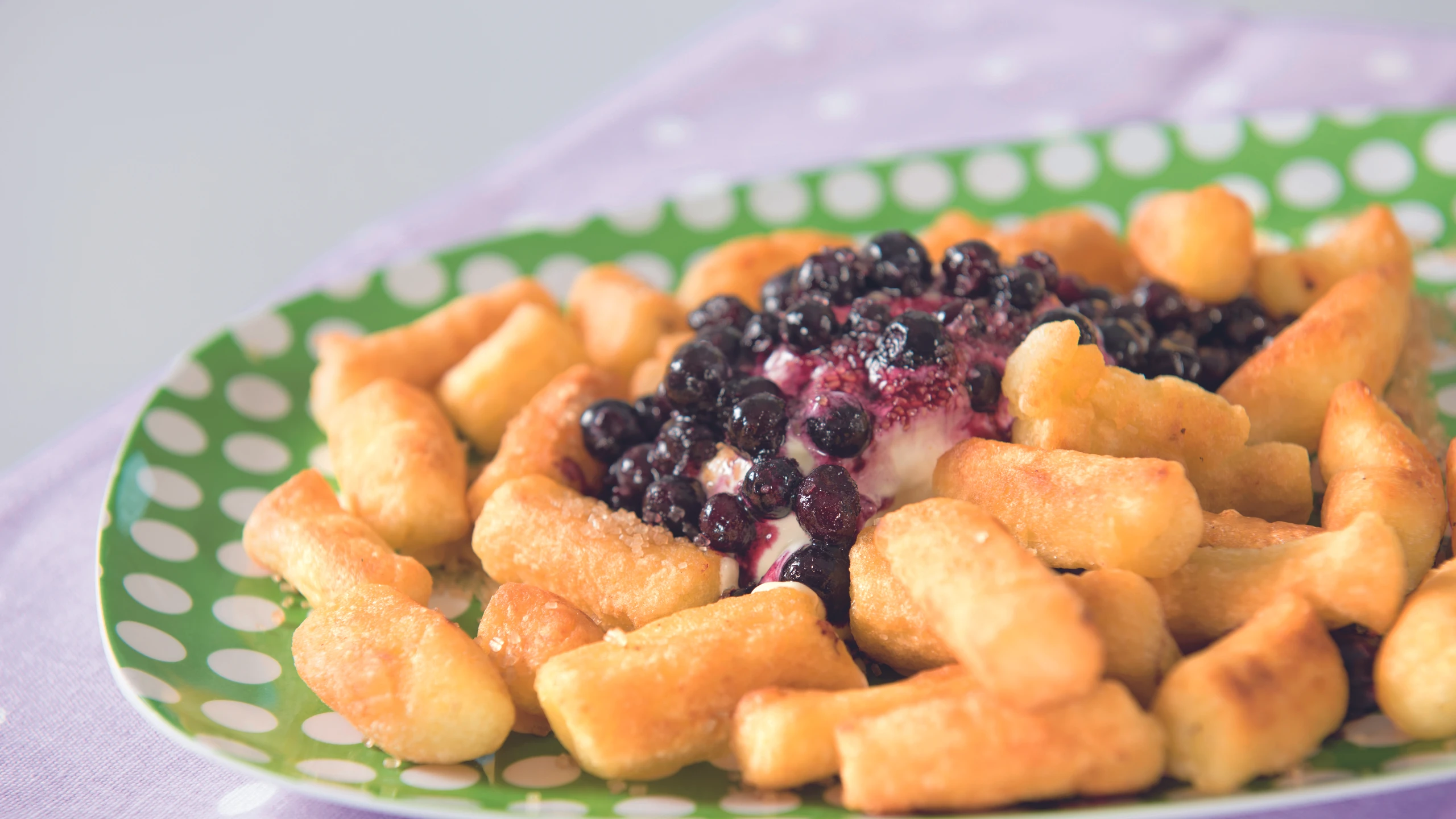 © GUSTO / Ulrike Köb Erdäpfelnudeln mit Vanilleeis und Heidelbeeren