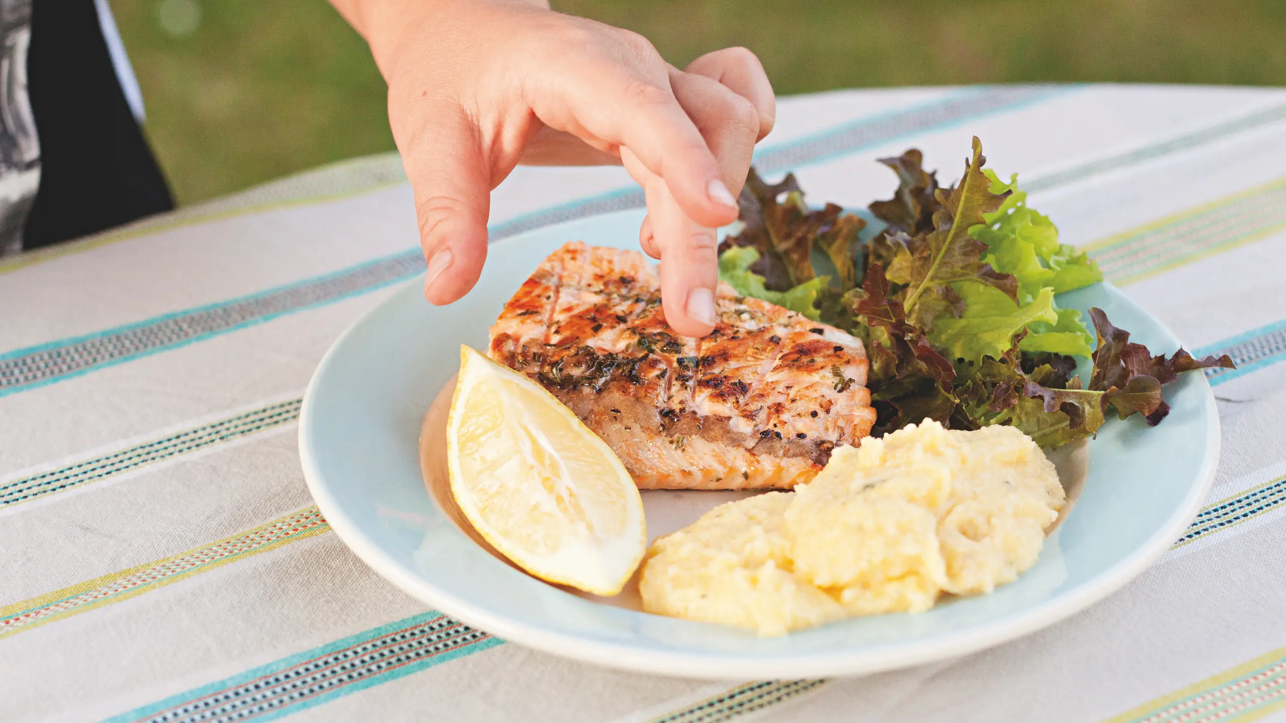 © GUSTO / Theresa Schrems Gegrillter Lachs mit Polenta