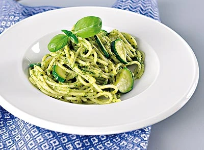 Pasta mit Kräuter-Pesto und Zucchini [Kinderküche]