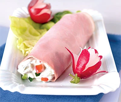 Knackige Schinkenrollen geschmückt mit Radieschen-Blüten [Kinderküche]