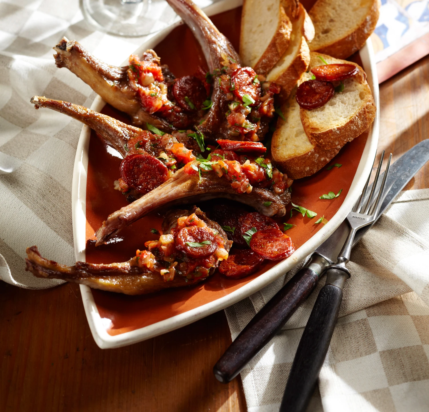 © GUSTO / Stefan Liewehr Costeletas de borrego (Lammkoteletts)