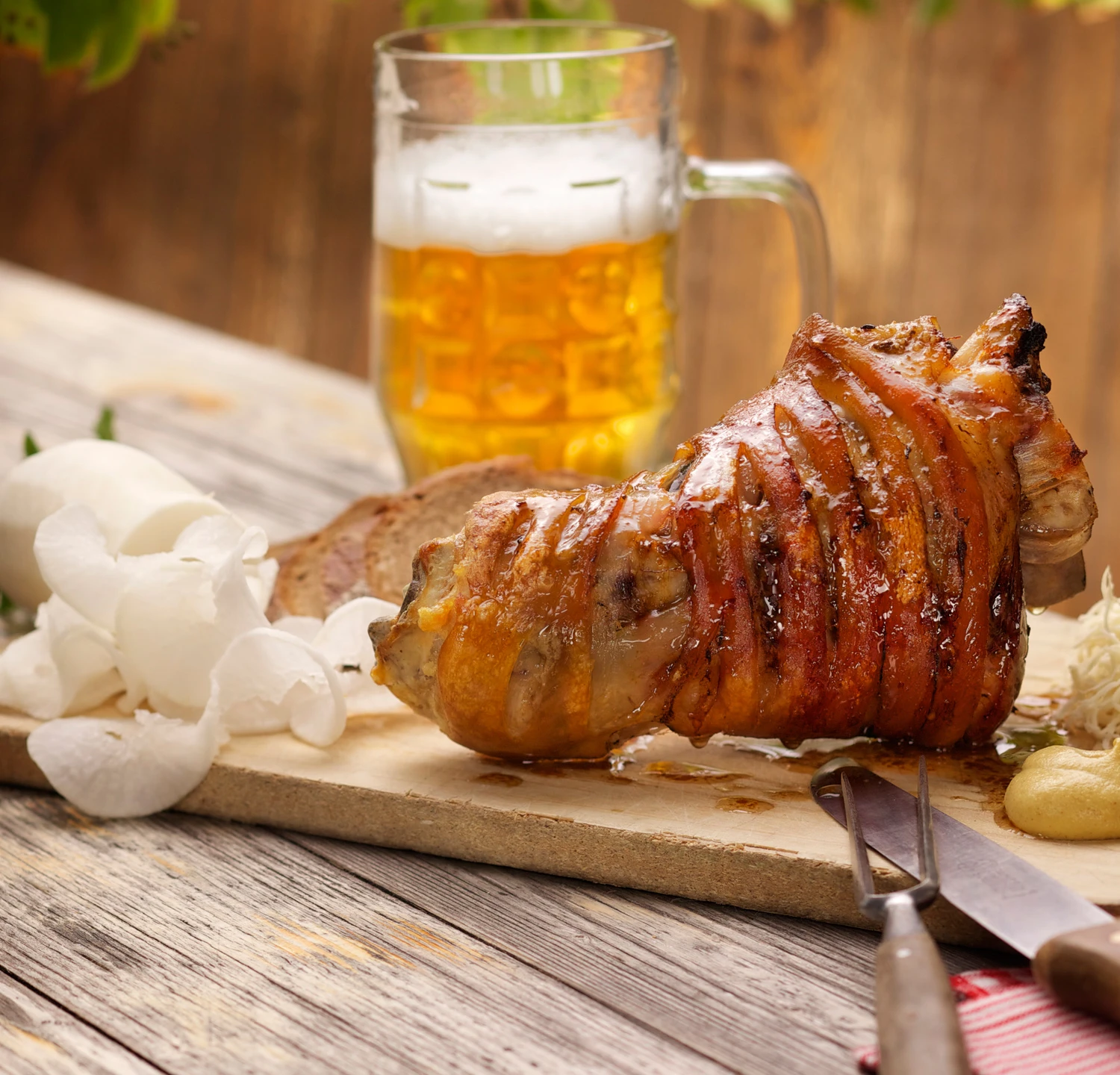 © GUSTO / Helmut Mitter Knusprige Schweinsstelze