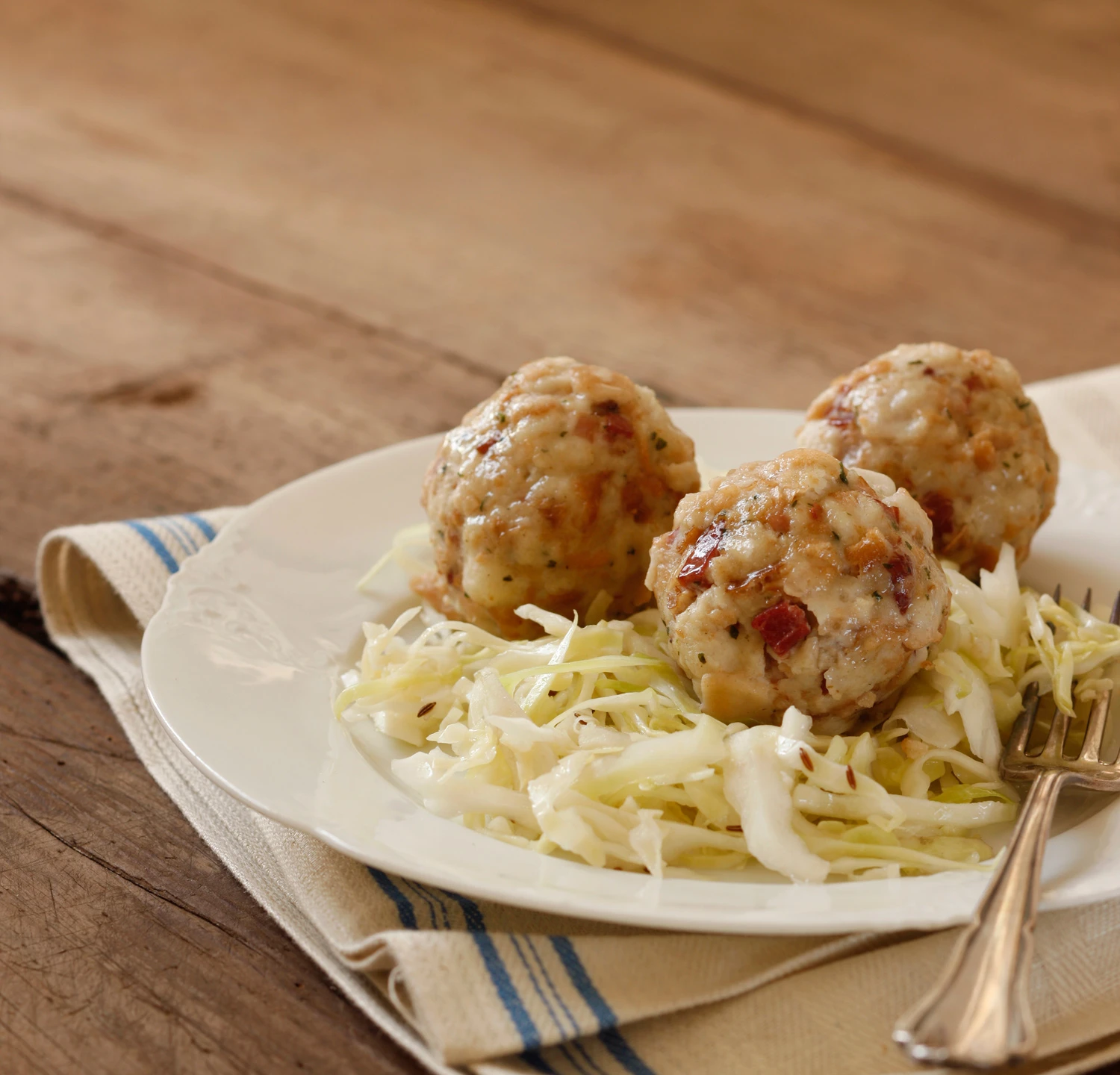 © Theresa Schrems Speckknödel mit Krautsalat