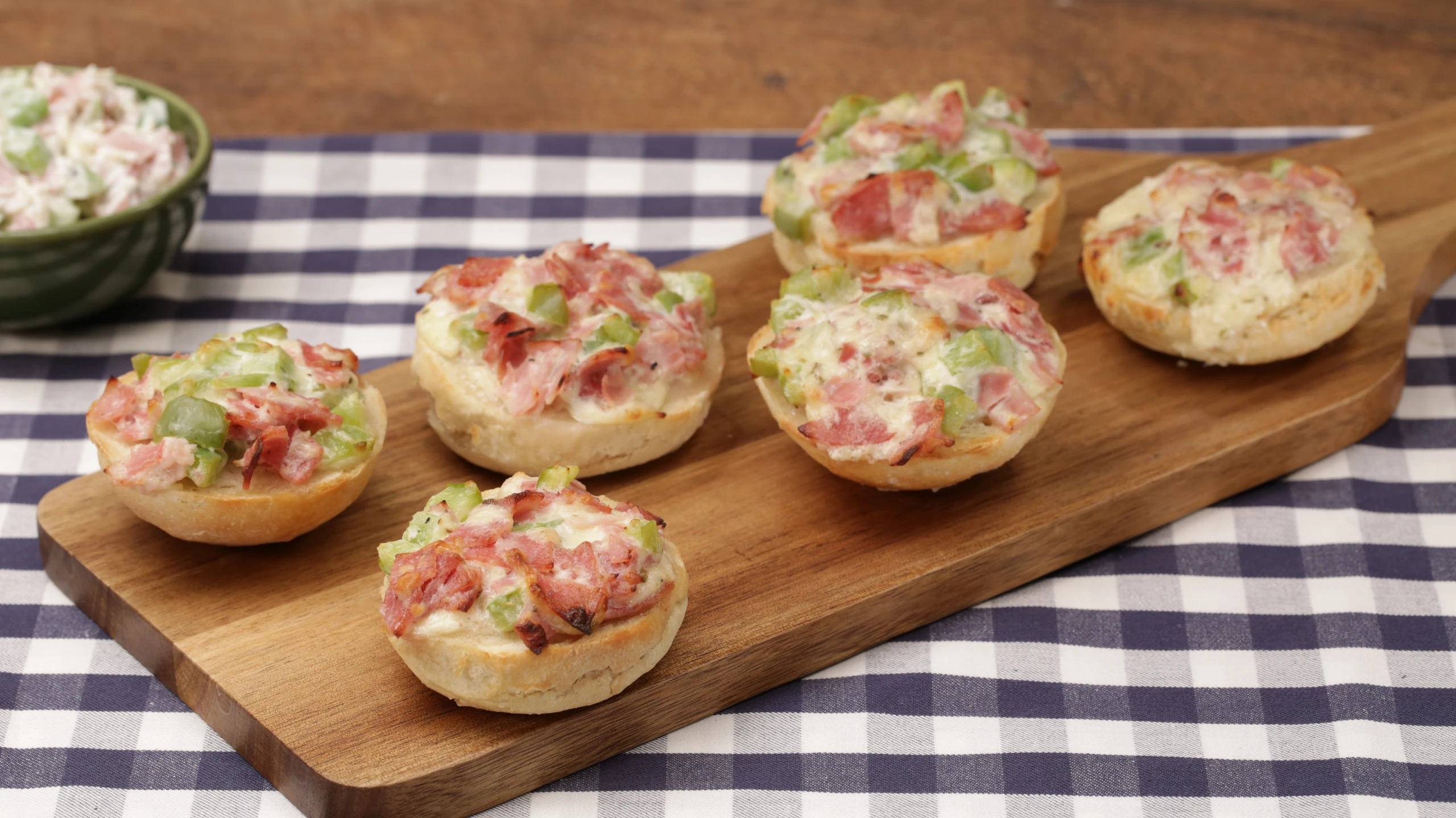 © G+J Digital Products Pizzabrötchen-Aufstrich