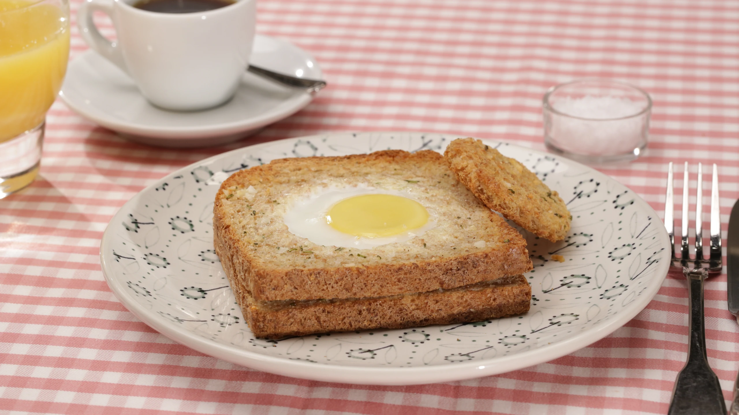 Eier im Toastbrot mit Rosmarin-Butter