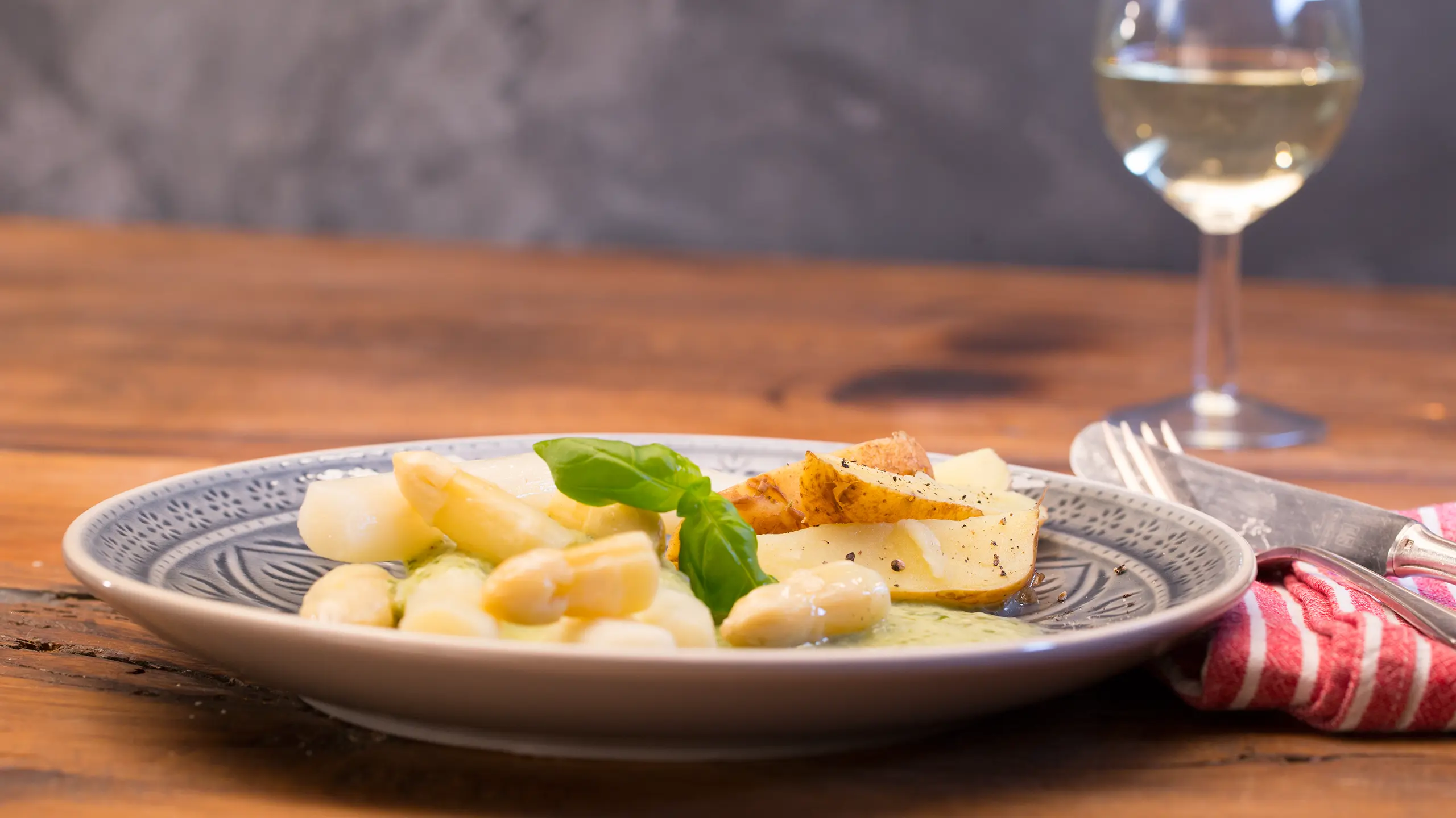 © G+J Digital Products Spargel in Basilikum-Spargel-Sauce