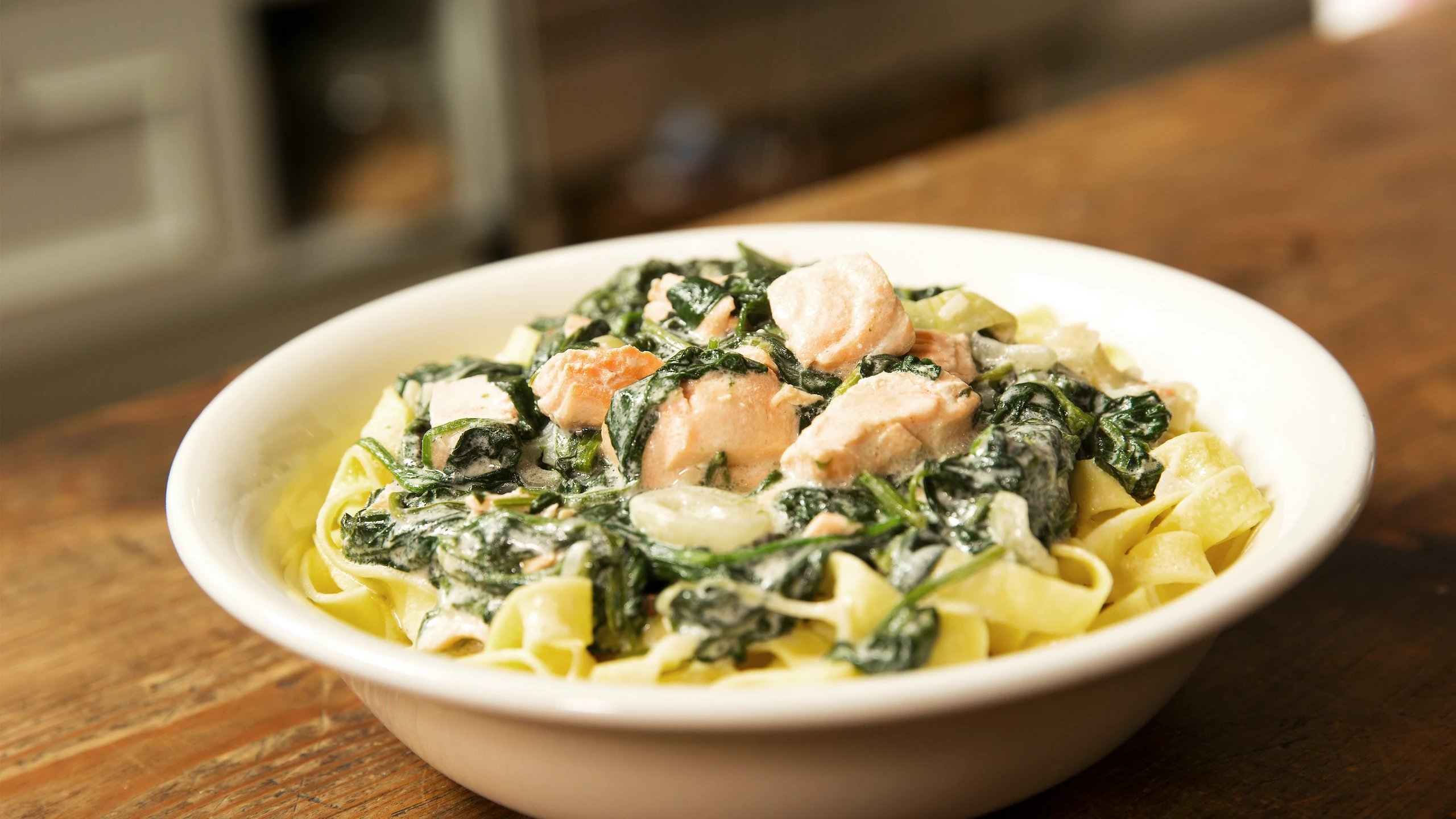 © G+J Digital Products Bandnudeln mit Spinat und Lachs