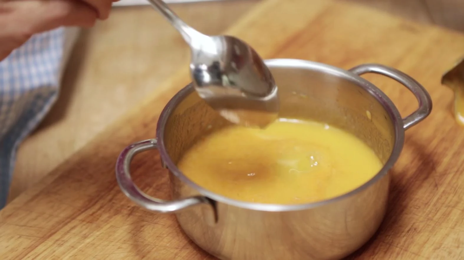 © iStockfoto Erdäpfel-Karotten-Fleisch-Brei